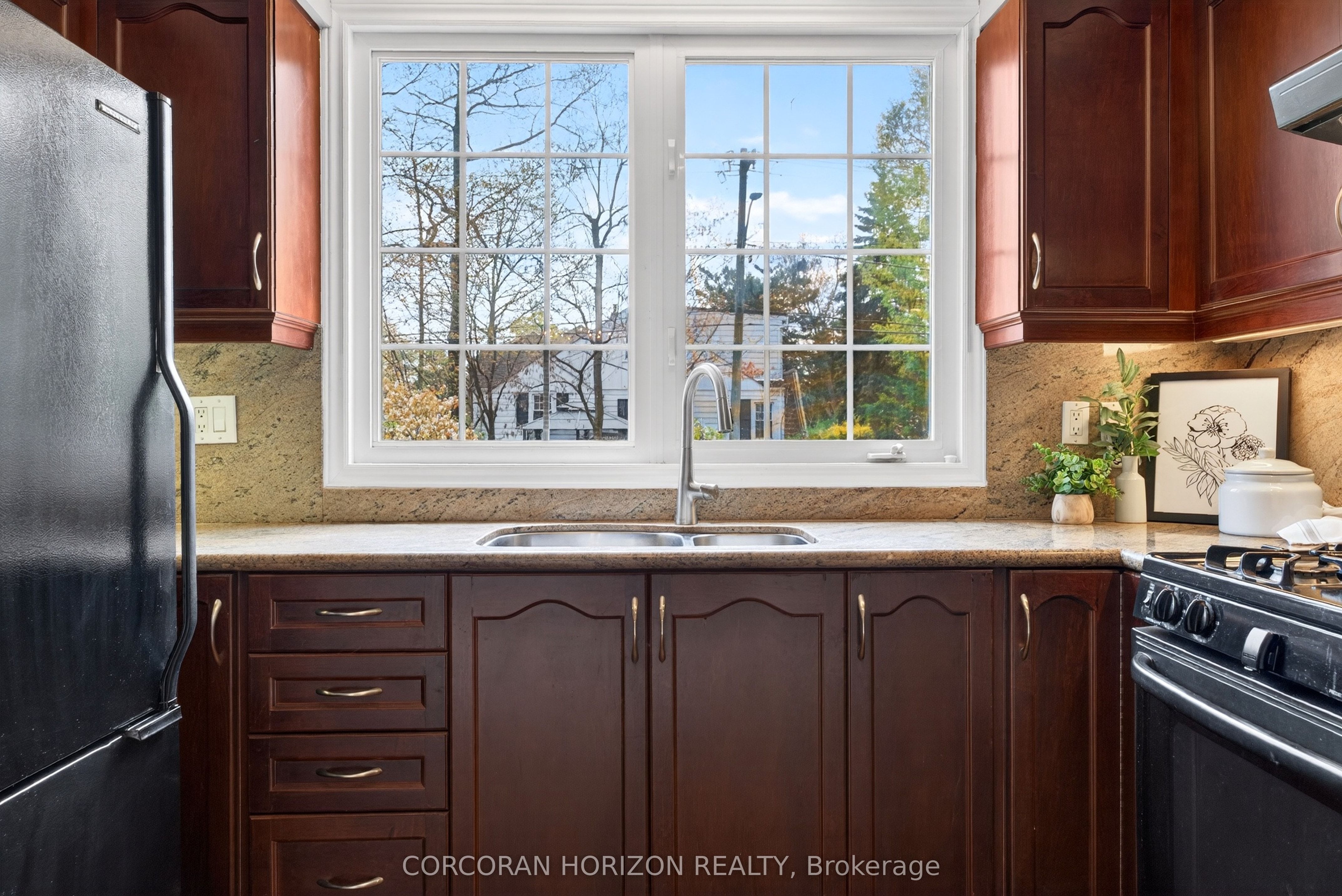 77 Mineola Road E Property Photo 16