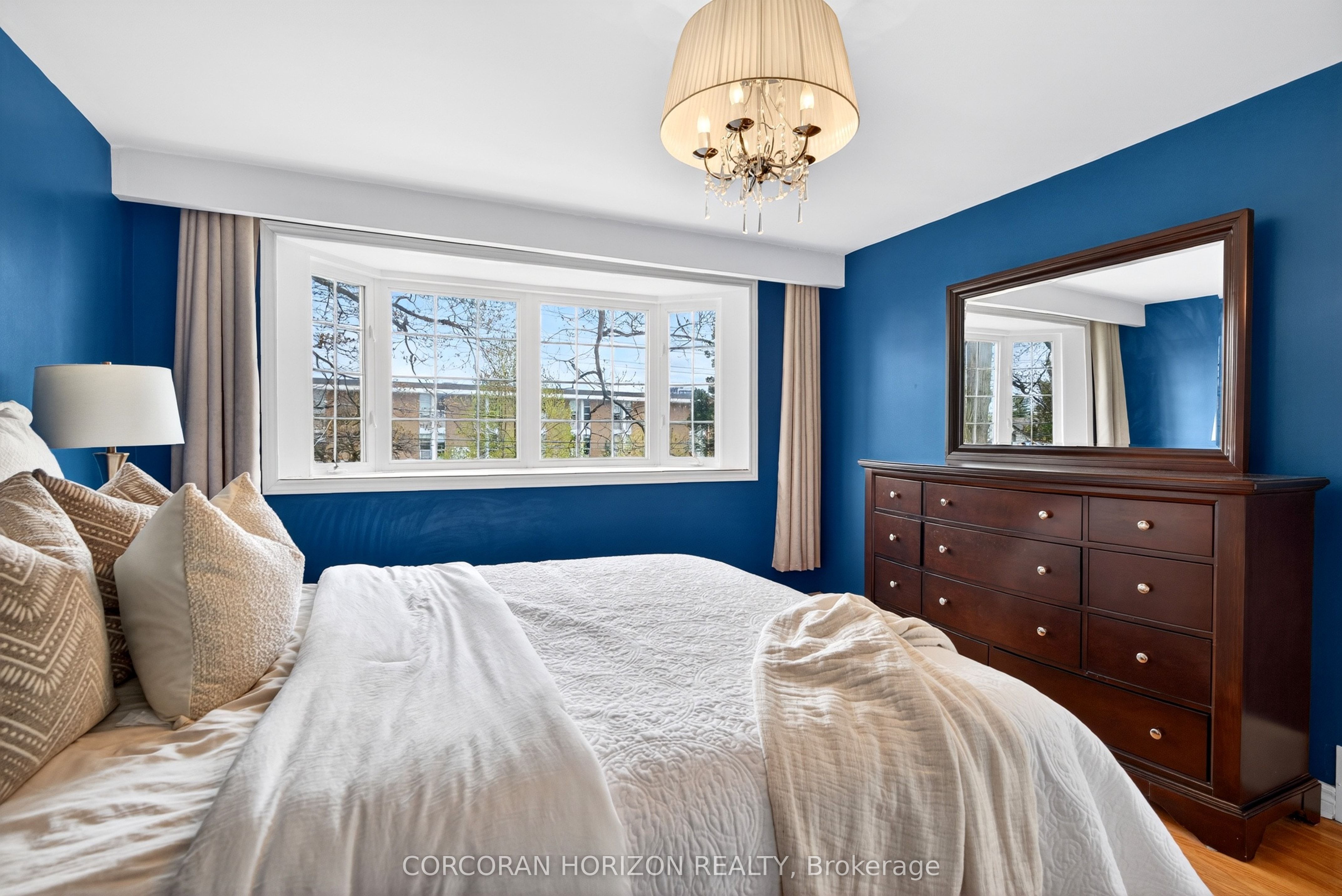 77 Mineola Road E Property Photo 19