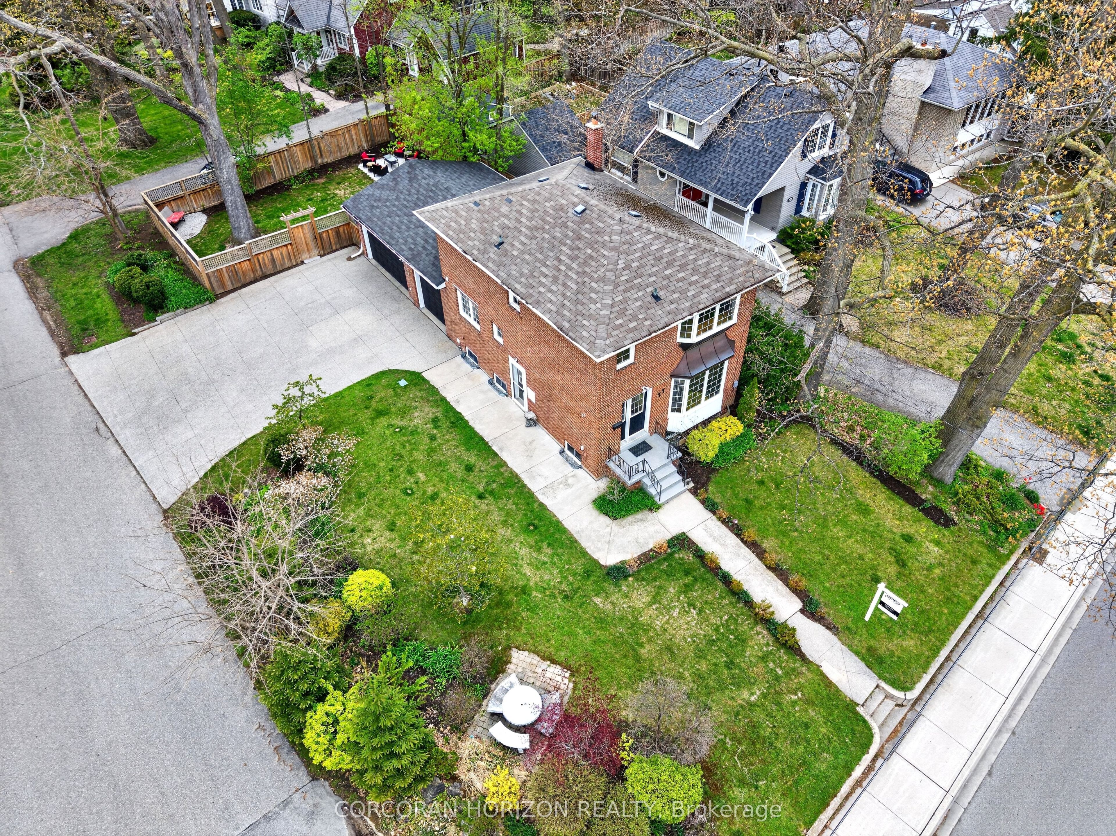 77 Mineola Road E Property Photo 38