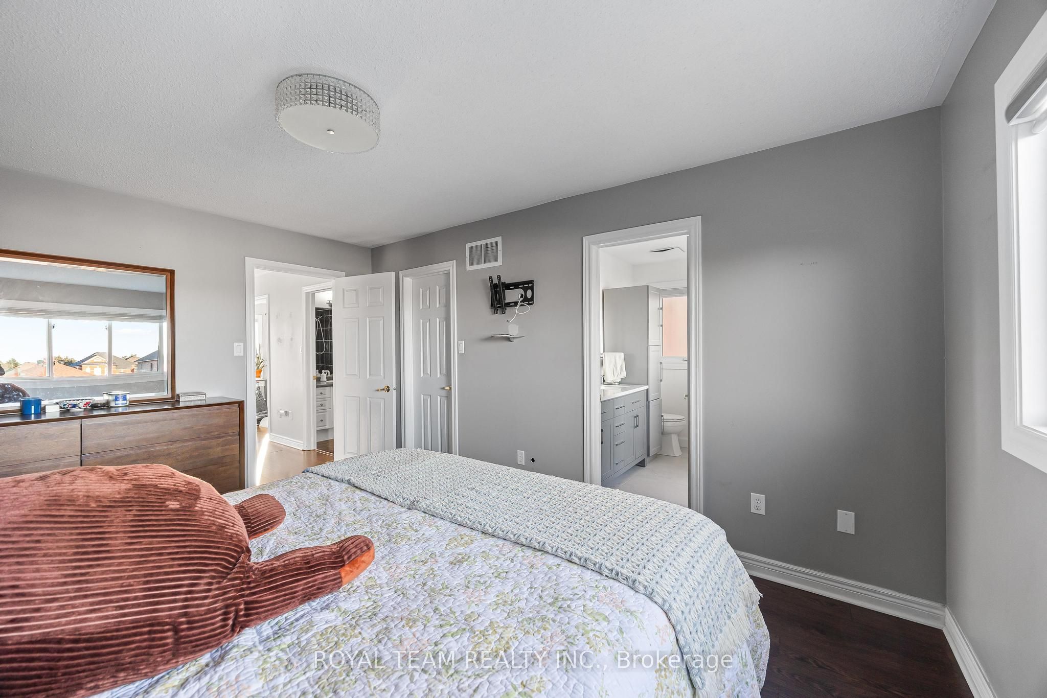 40 Emily Carr Crescent Property Photo 18