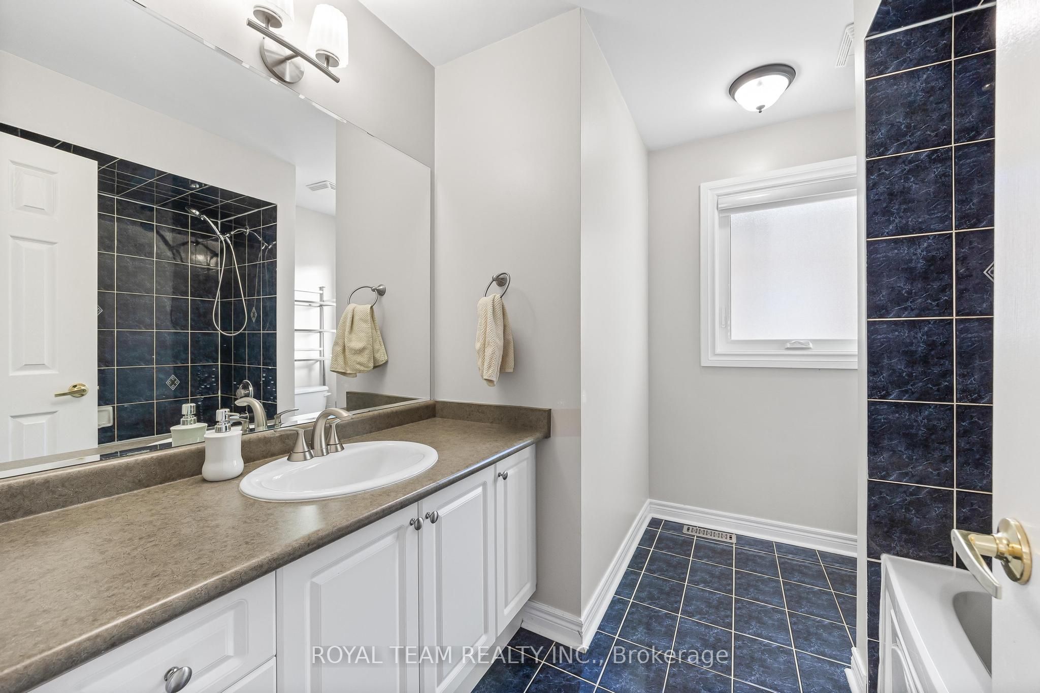 40 Emily Carr Crescent Property Photo 23