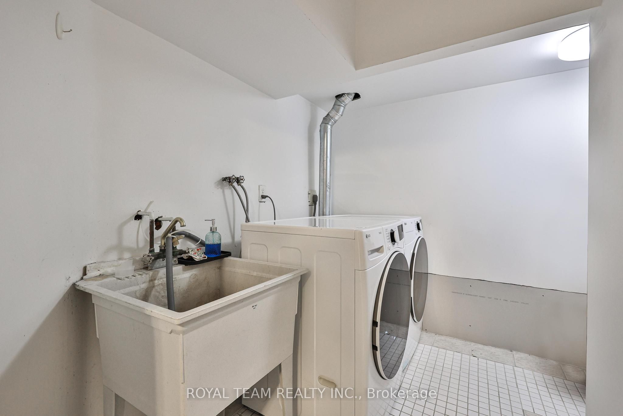 40 Emily Carr Crescent Property Photo 28
