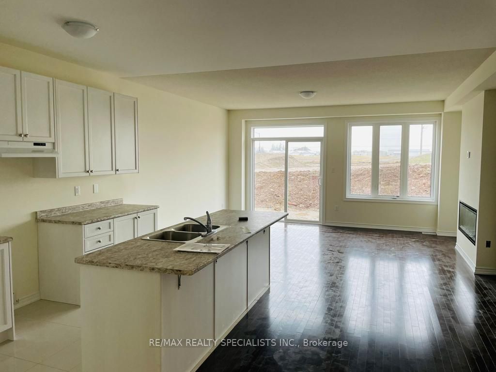 20 Donald Ficht Crescent Main & 2nd Property Photo 6