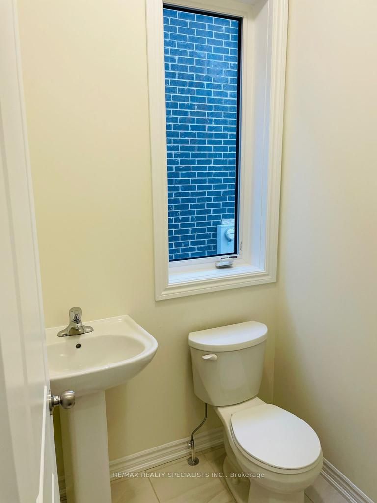 20 Donald Ficht Crescent Main & 2nd Property Photo 7