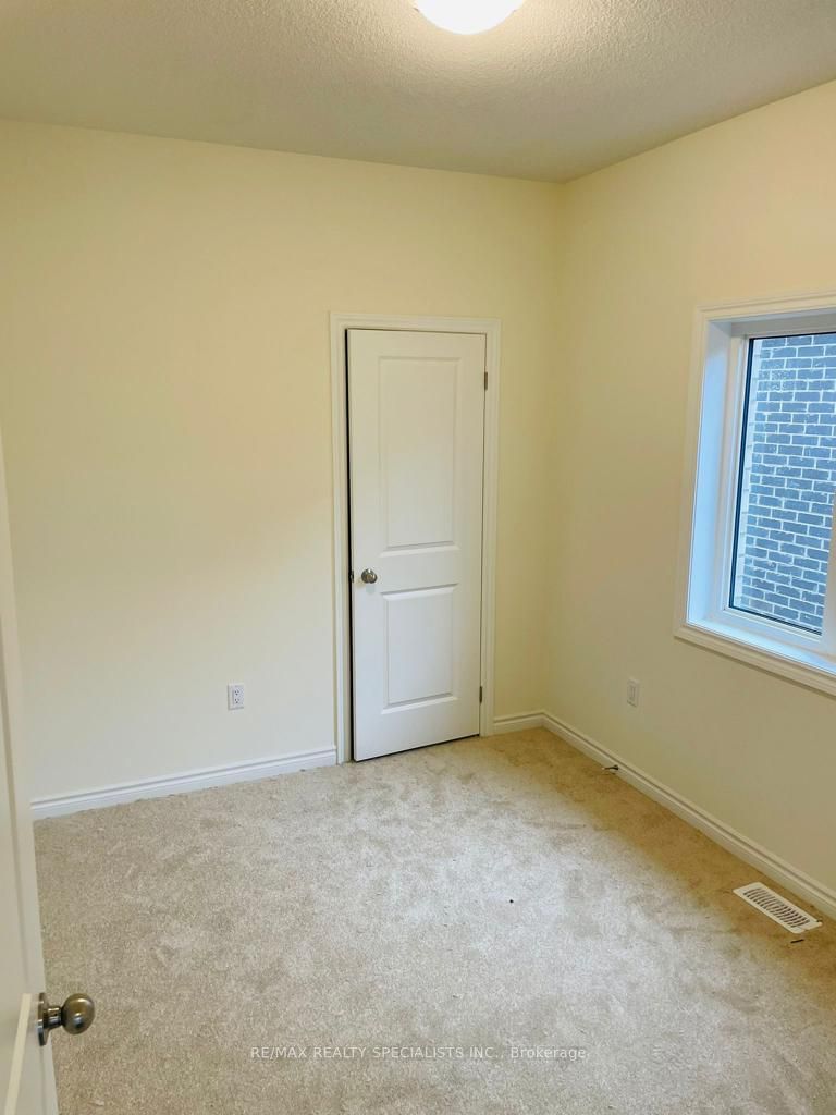 20 Donald Ficht Crescent Main & 2nd Property Photo 11