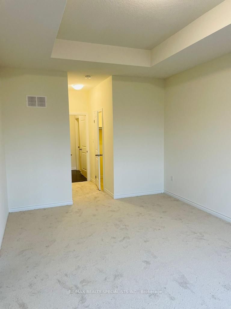 20 Donald Ficht Crescent Main & 2nd Property Photo 15