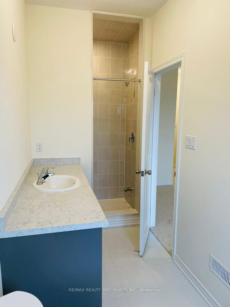 20 Donald Ficht Crescent Main & 2nd Property Photo 18