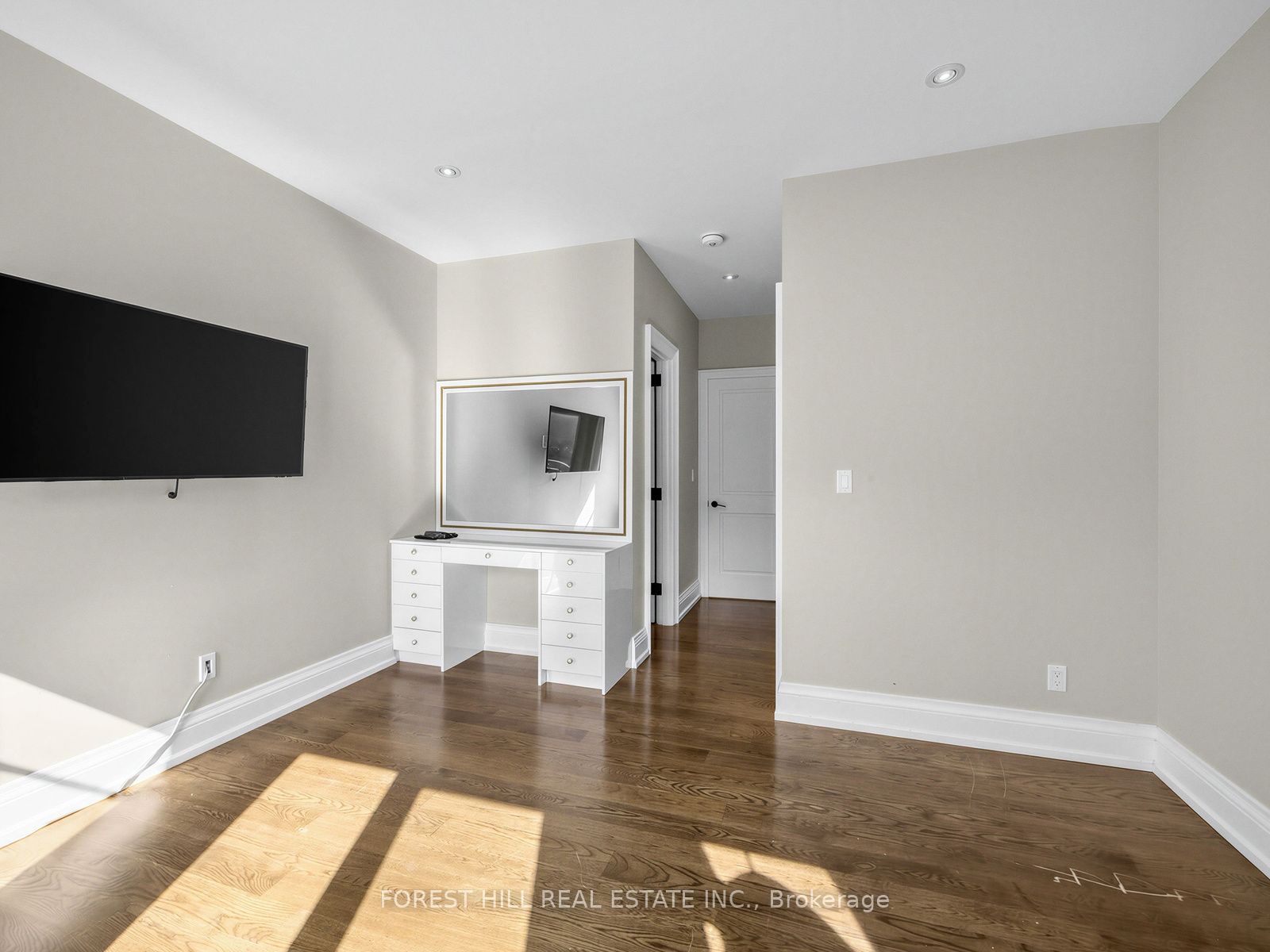 302 Pinehurst Drive W Property Photo 27