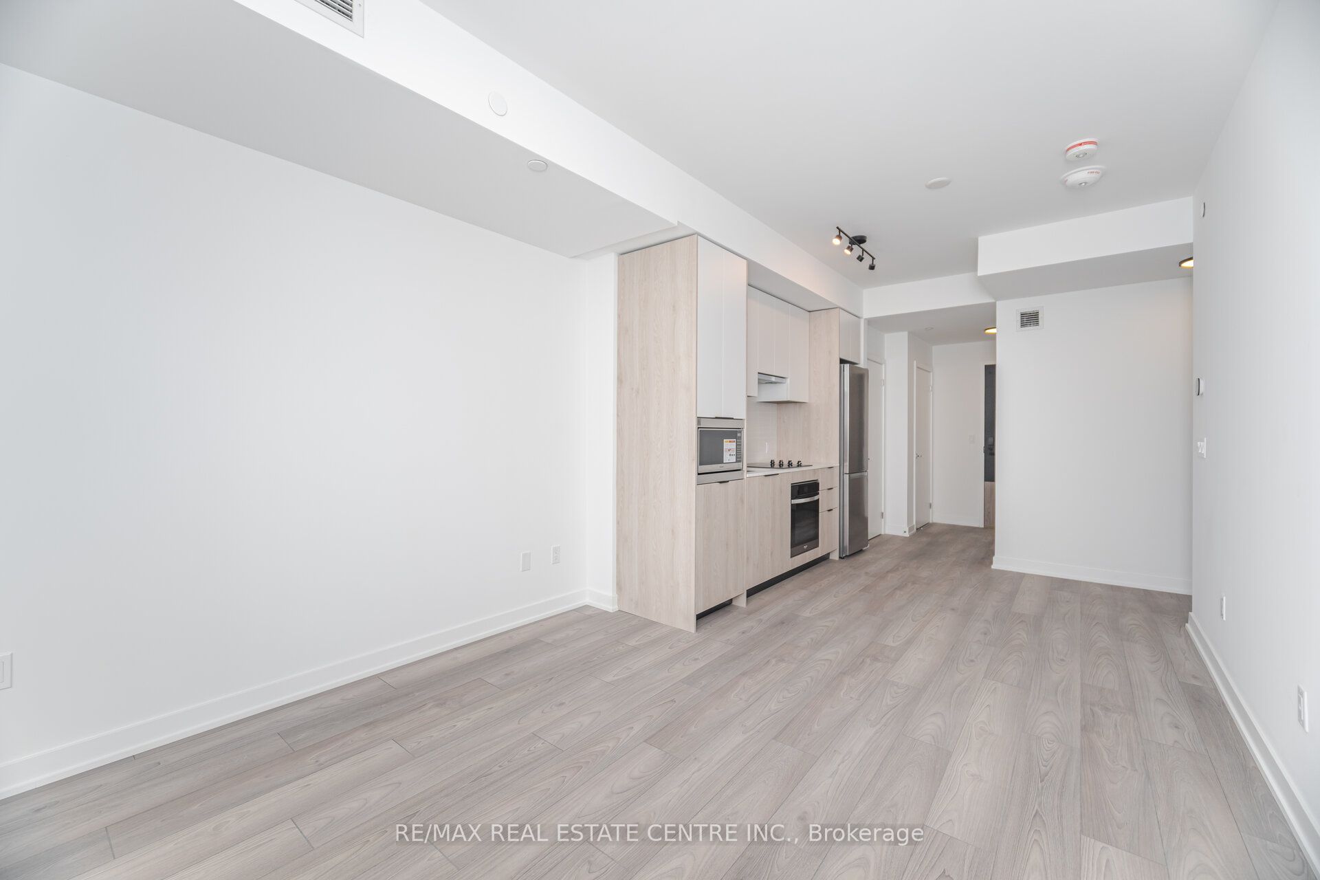 1007 The Queensway 432 Property Photo 3