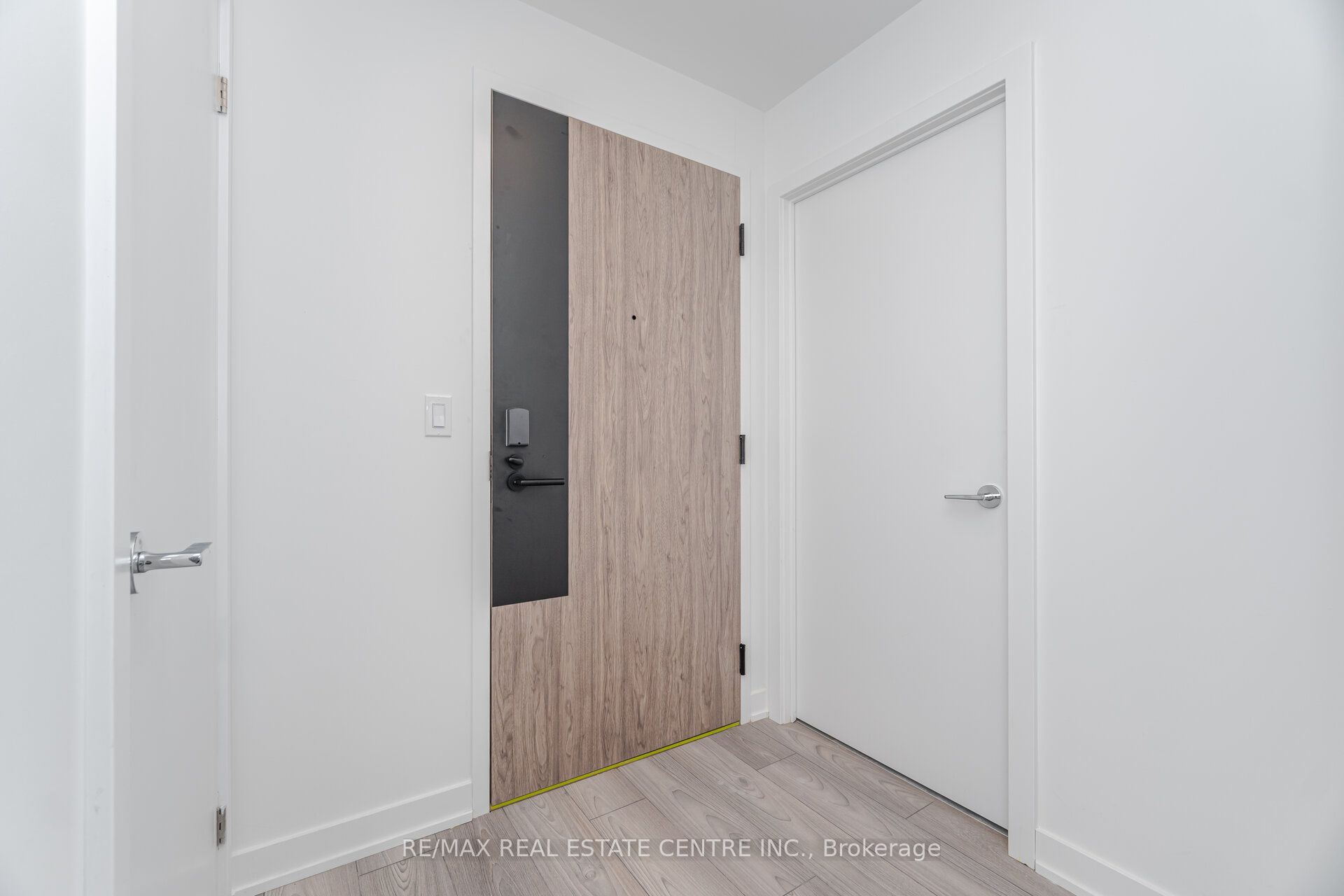 1007 The Queensway 432 Property Photo 4
