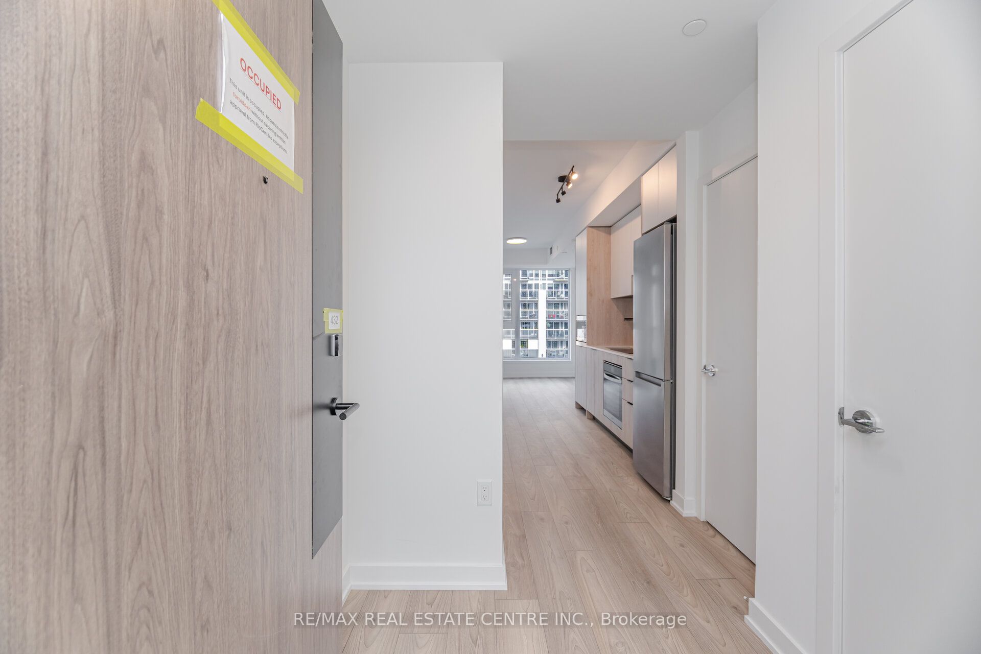 1007 The Queensway 432 Property Photo 5