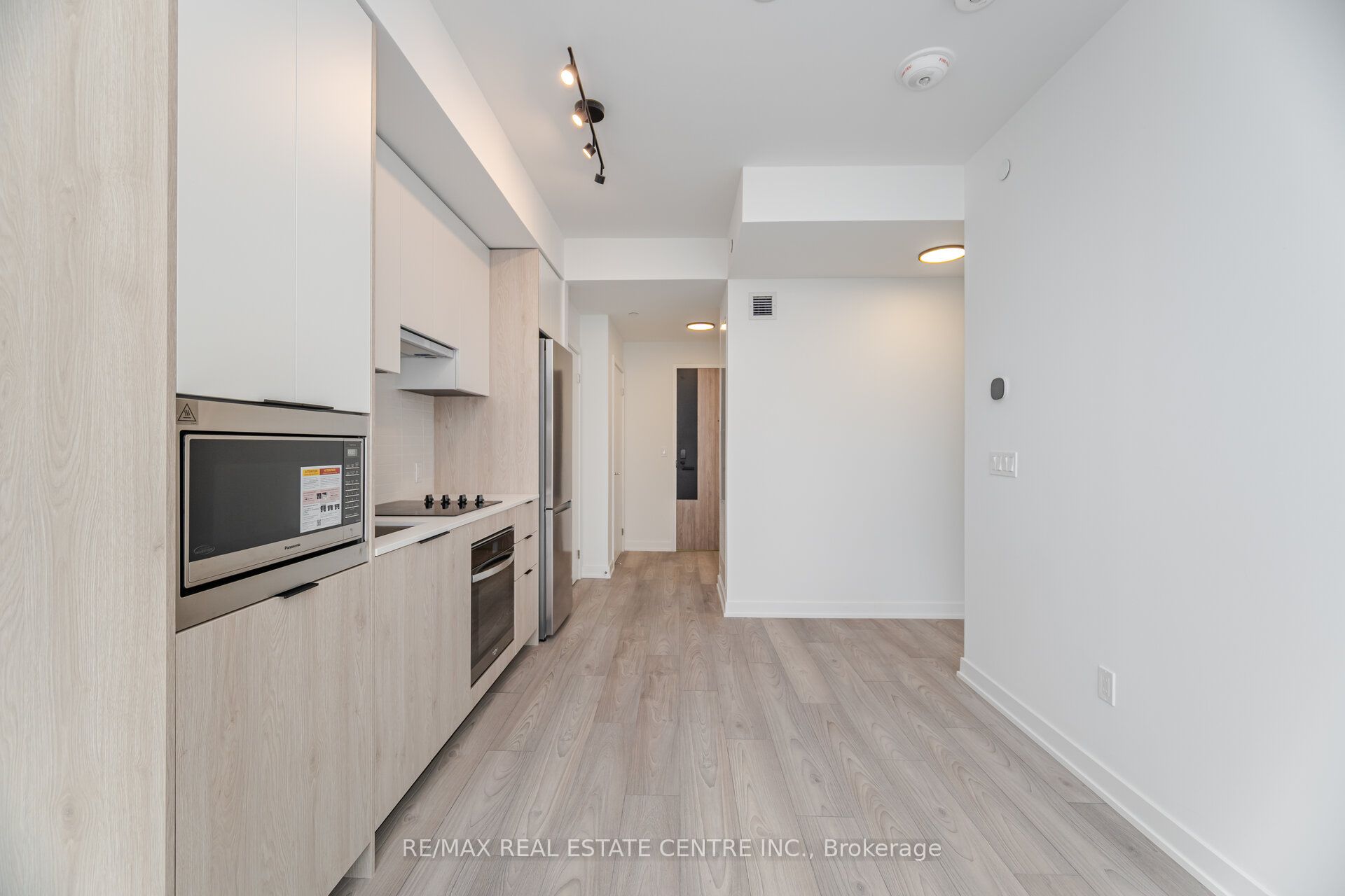 1007 The Queensway 432 Property Photo 8