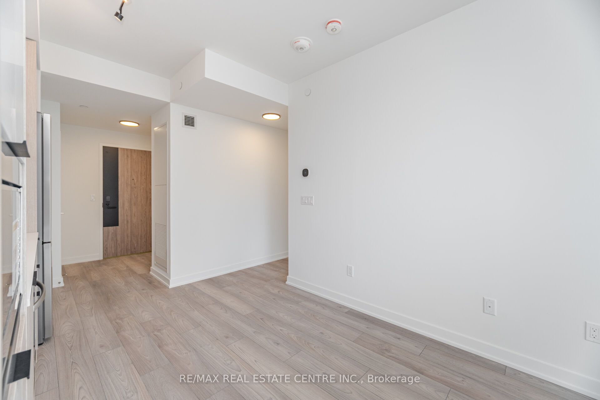 1007 The Queensway 432 Property Photo 9