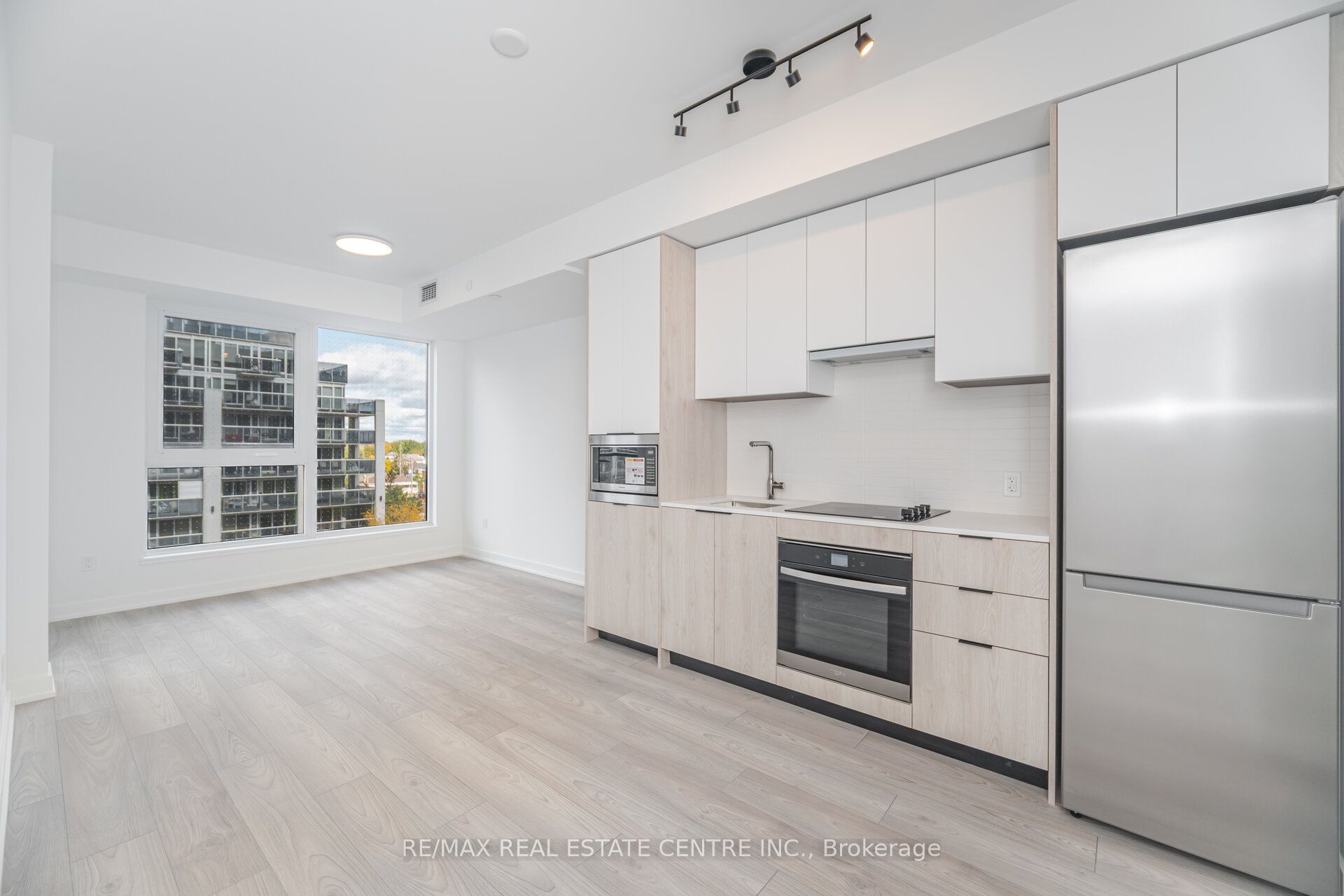 1007 The Queensway 432 Property Photo 11