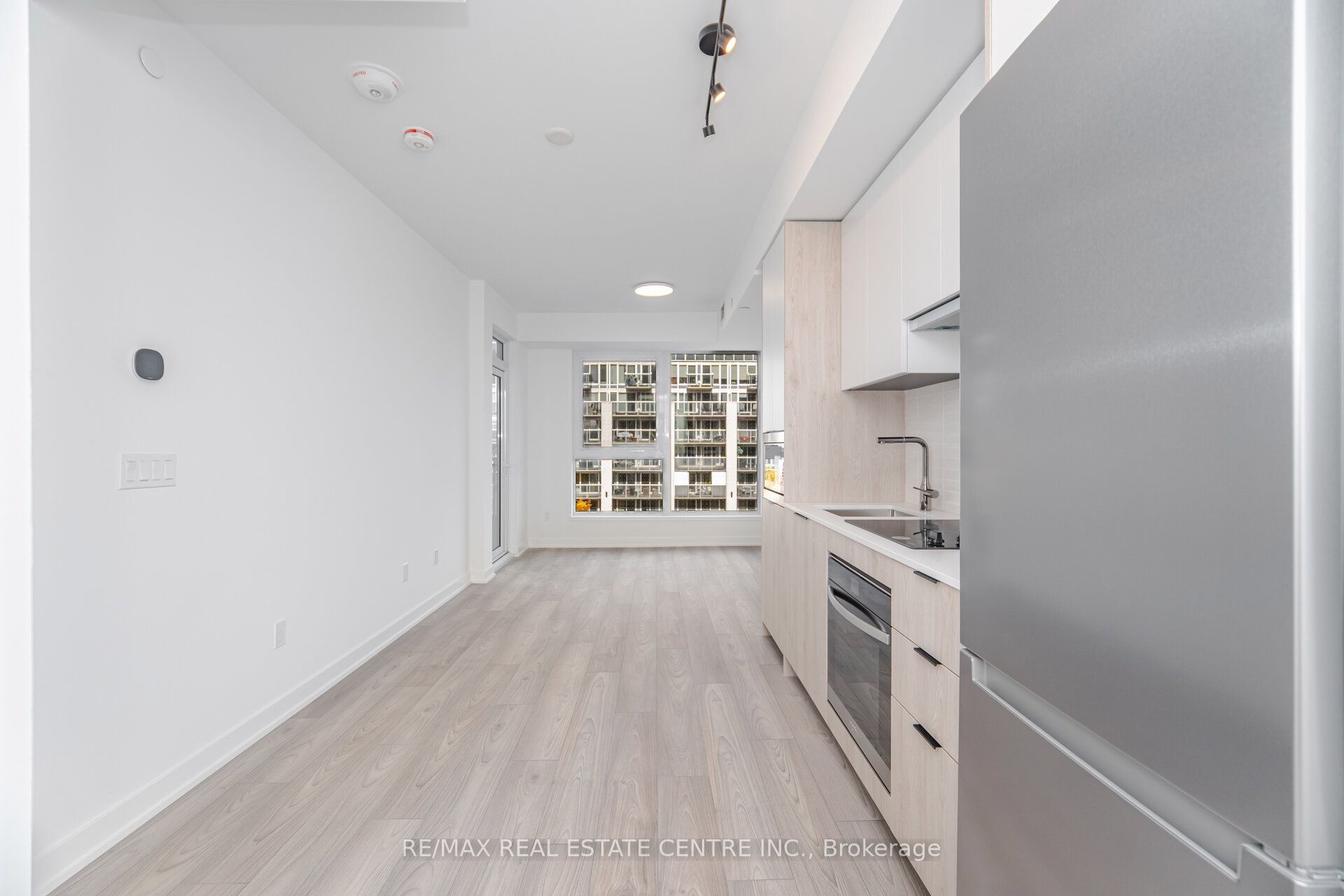 1007 The Queensway 432 Property Photo 12