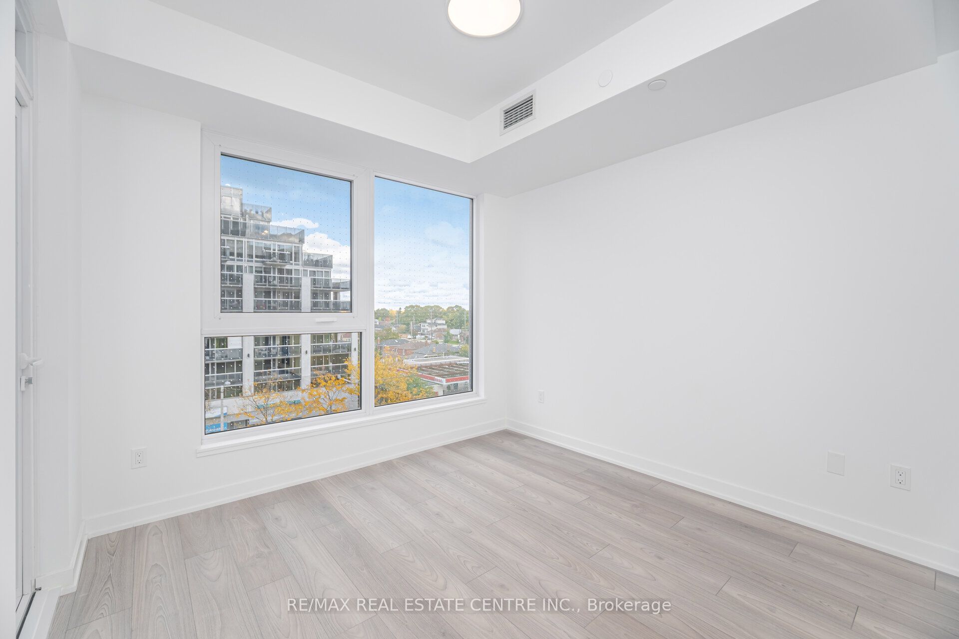 1007 The Queensway 432 Property Photo 14