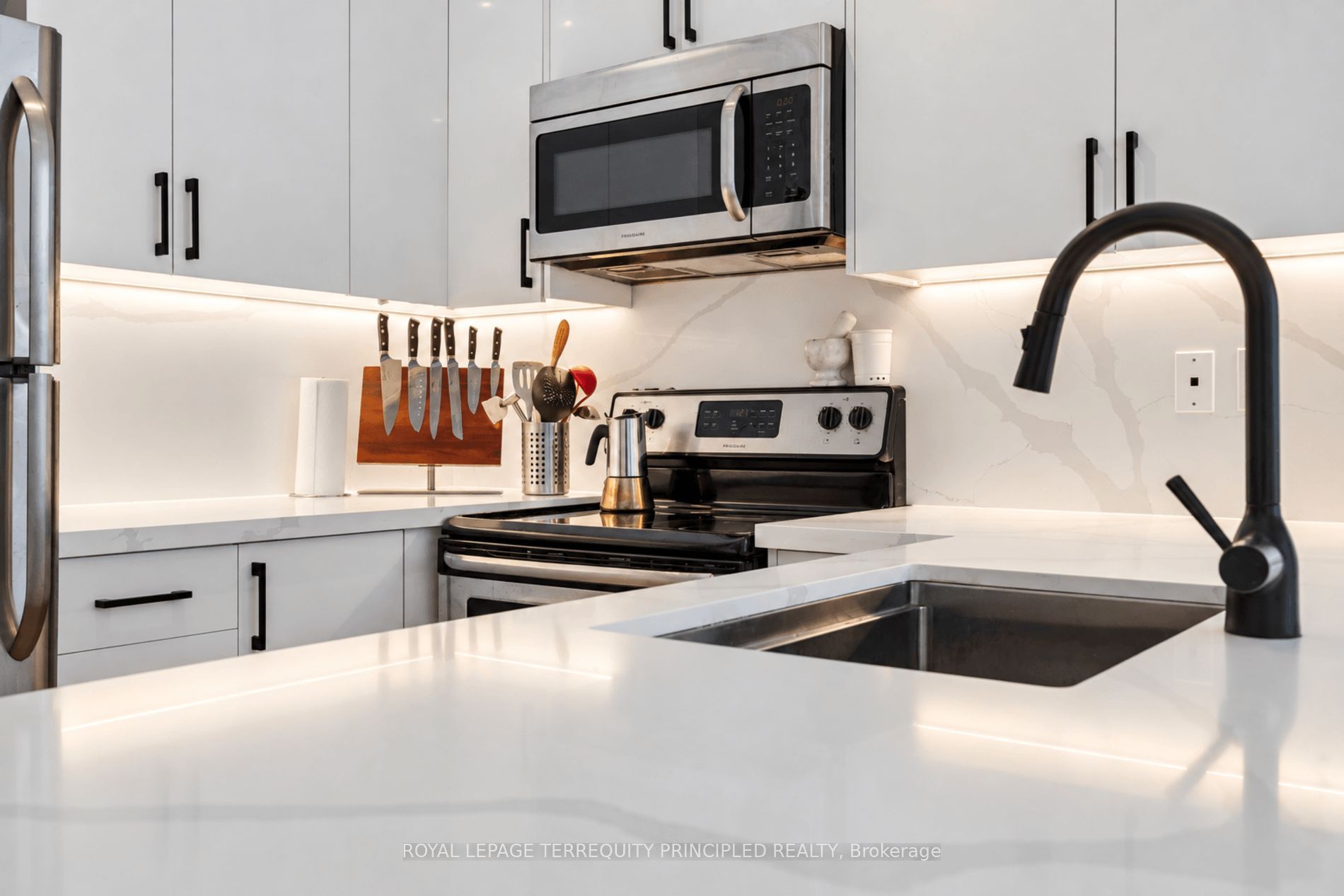 1185 The Queensway 504 Property Photo 2