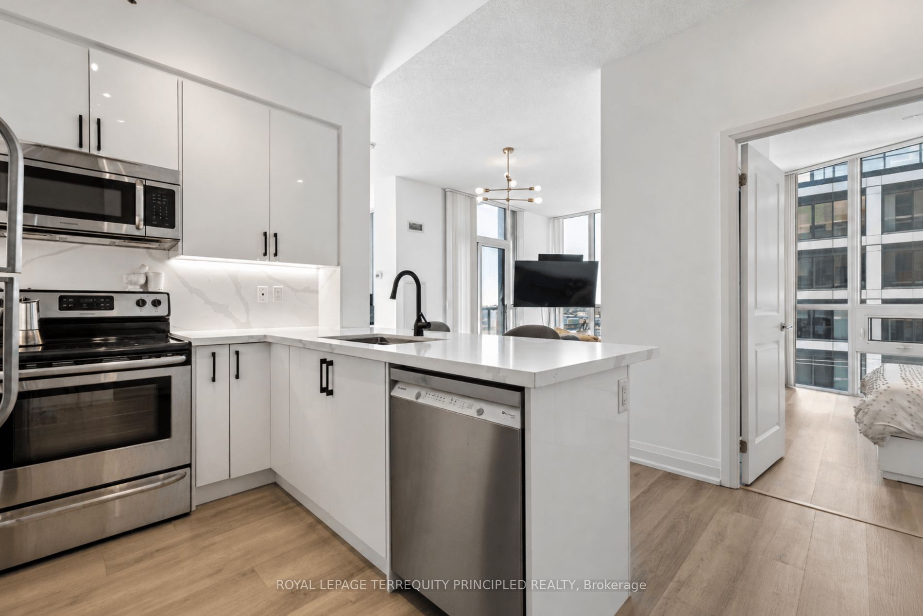 1185 The Queensway 504 Property Photo 3
