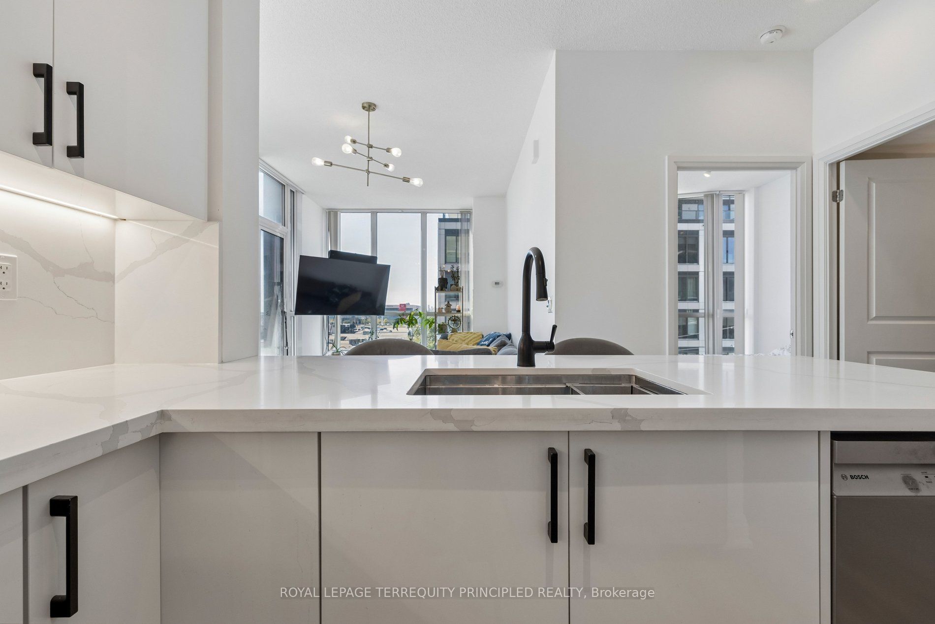 1185 The Queensway 504 Property Photo 5