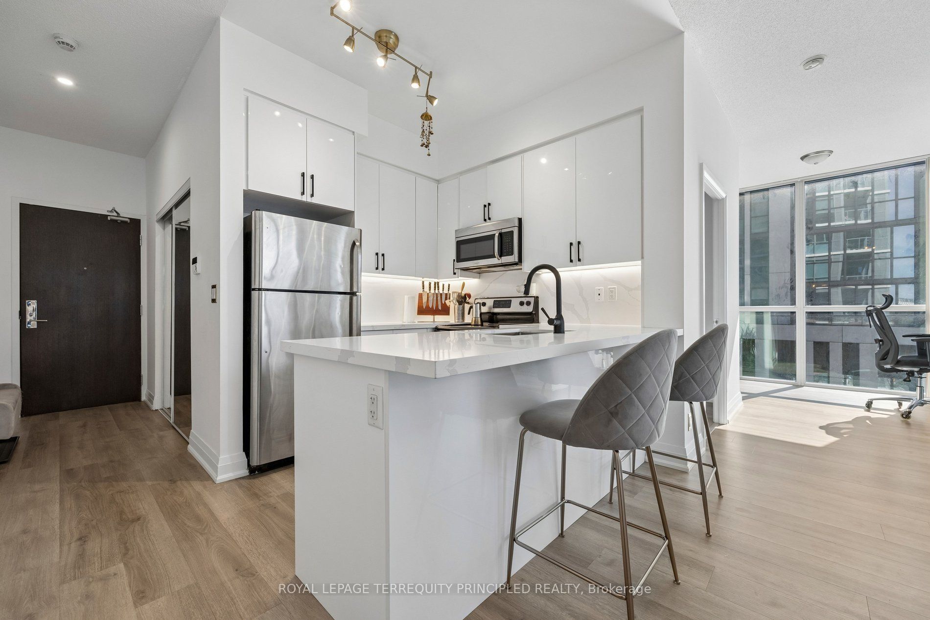 1185 The Queensway 504 Property Photo 6