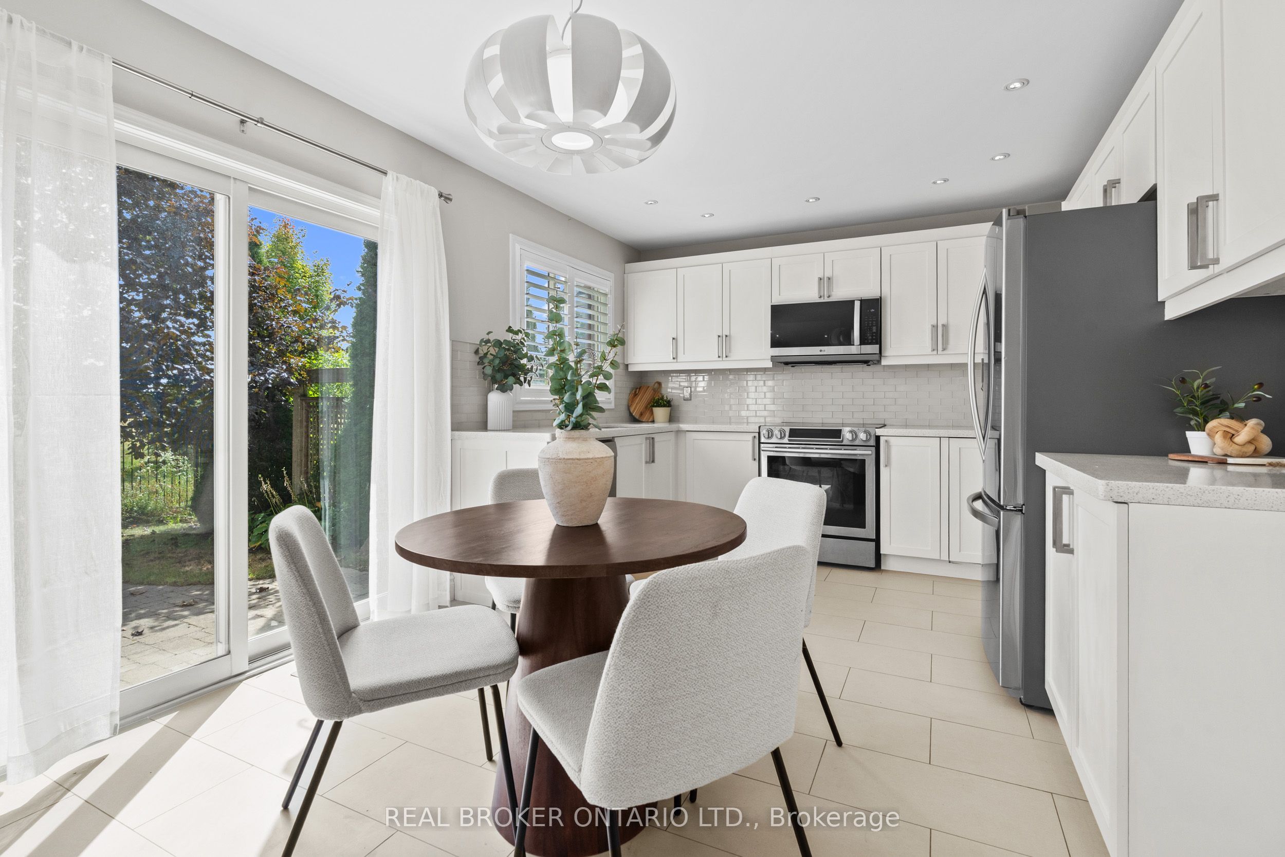 2349 Falkland Crescent Property Photo 11