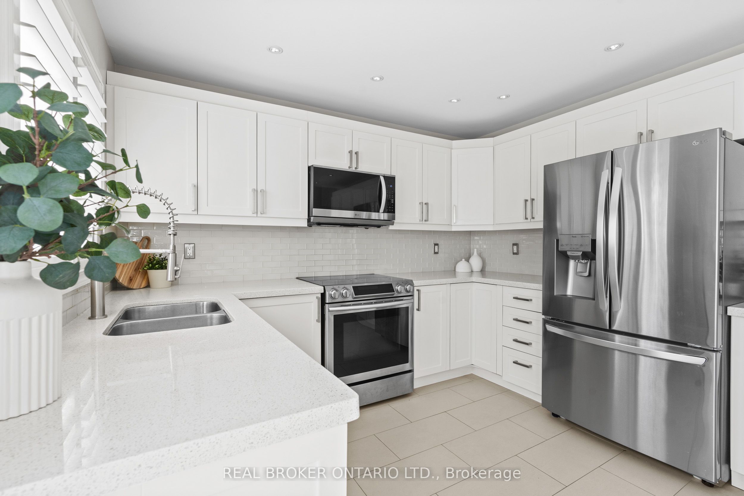 2349 Falkland Crescent Property Photo 12
