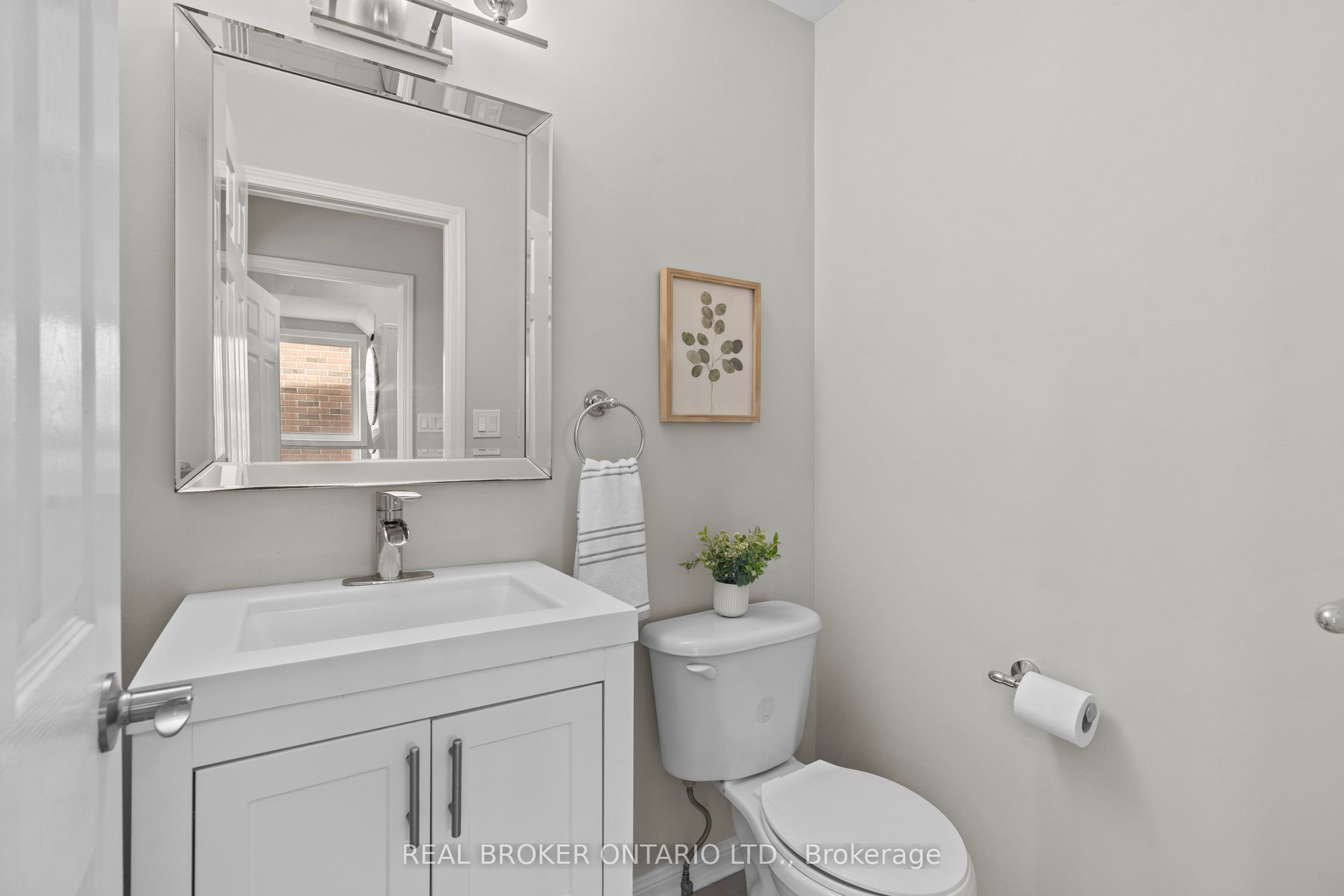 2349 Falkland Crescent Property Photo 14