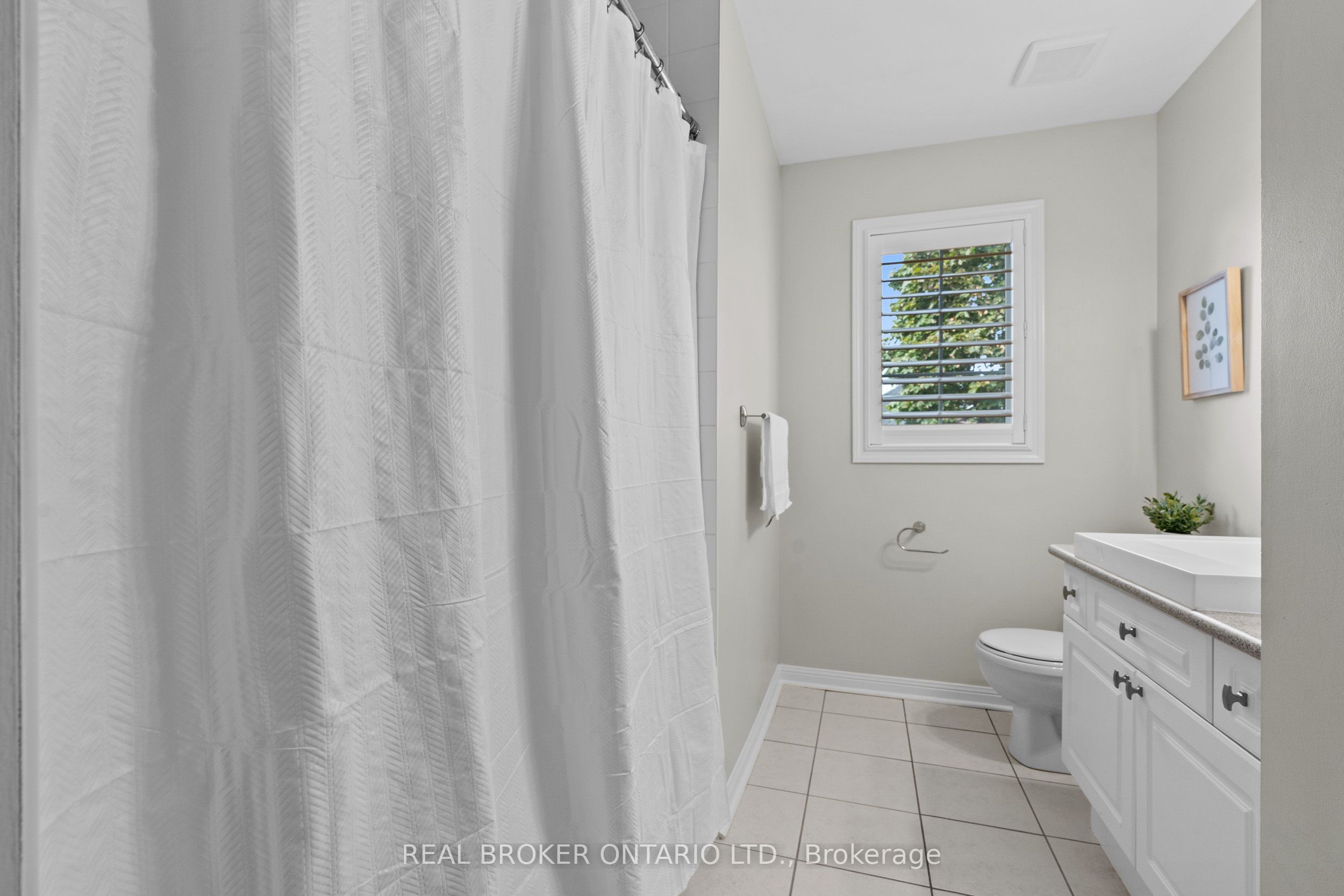 2349 Falkland Crescent Property Photo 27