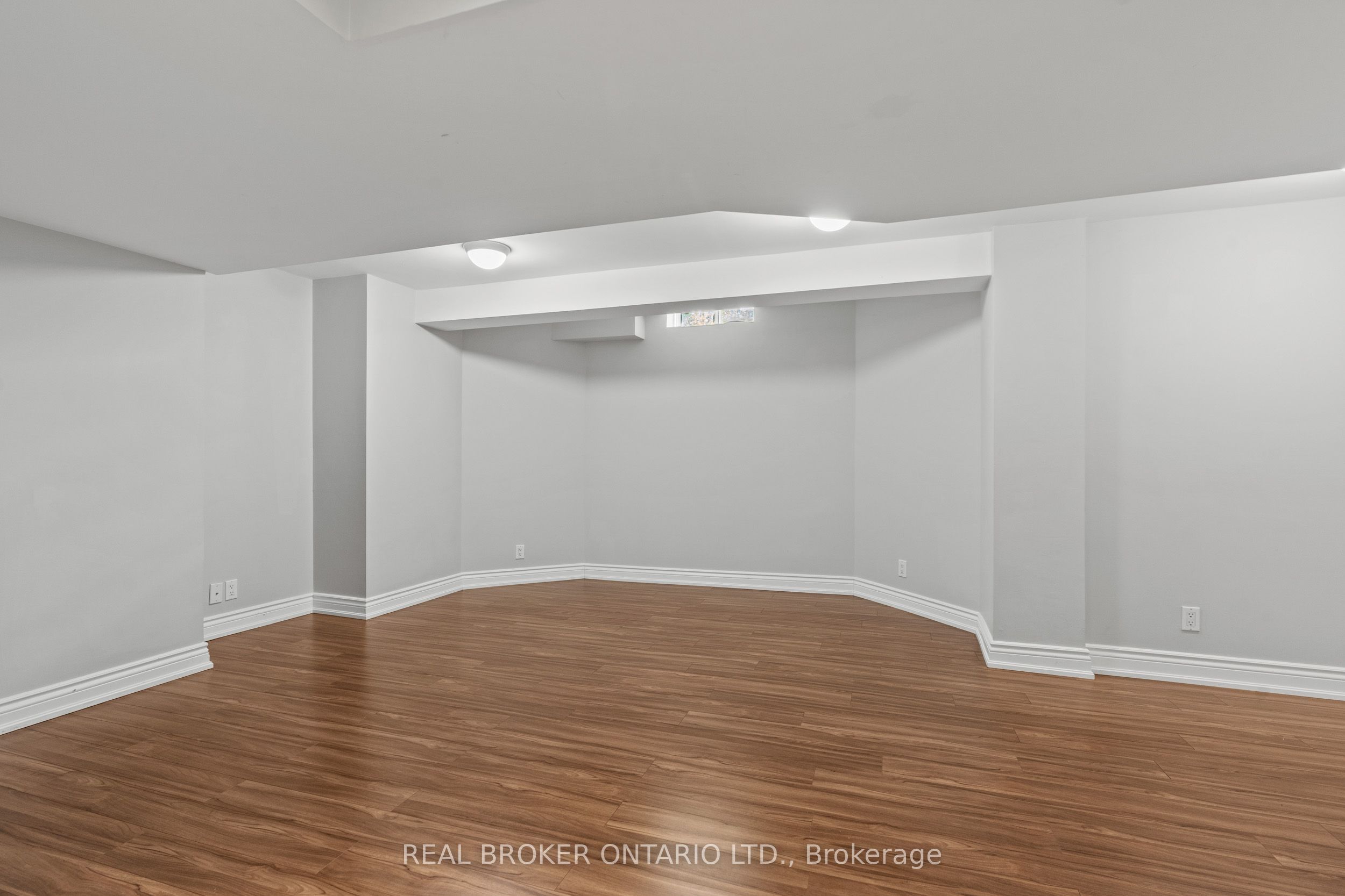 2349 Falkland Crescent Property Photo 31