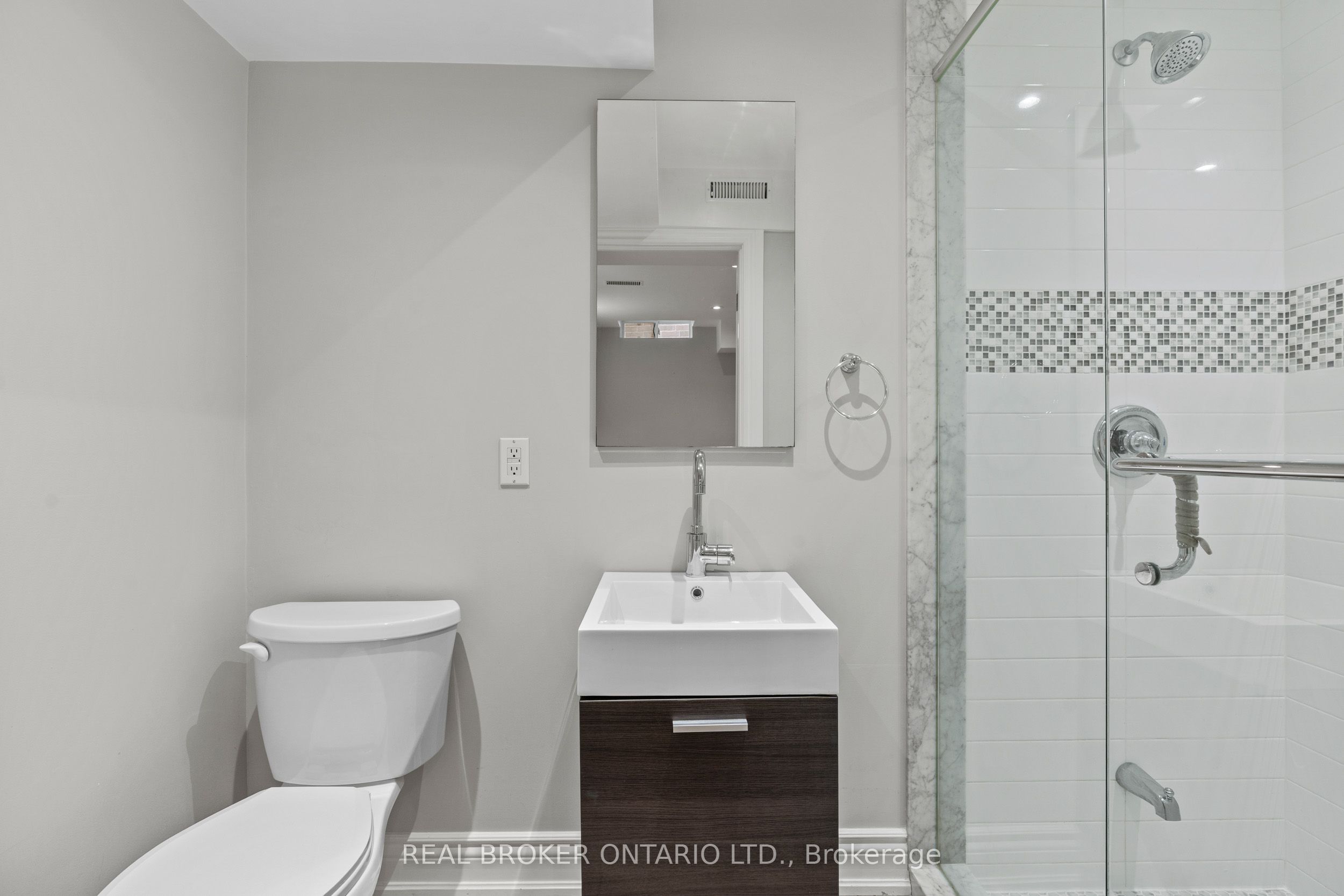2349 Falkland Crescent Property Photo 37