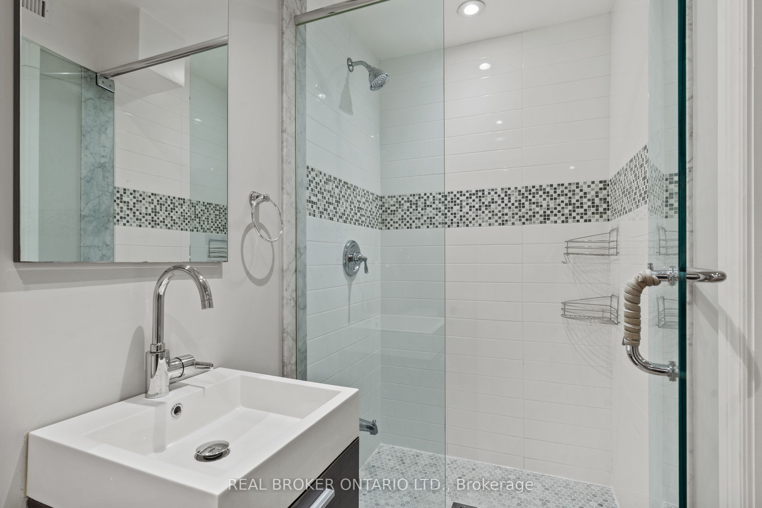 2349 Falkland Crescent Property Photo 38