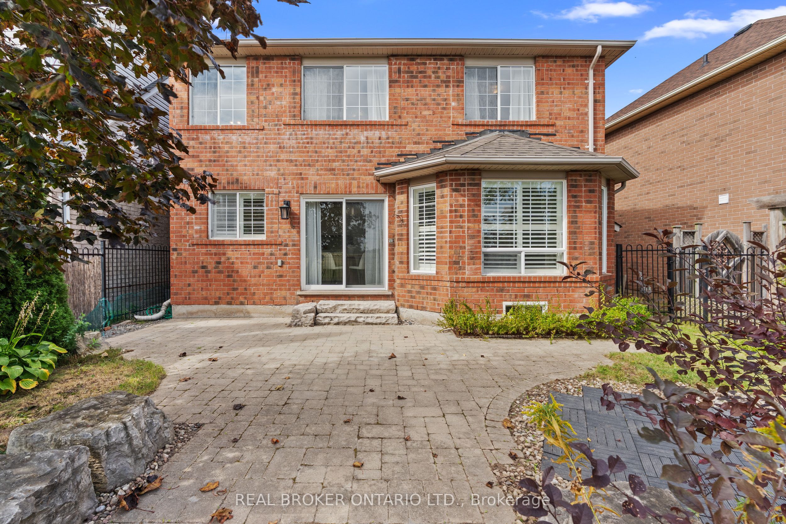 2349 Falkland Crescent Property Photo 40