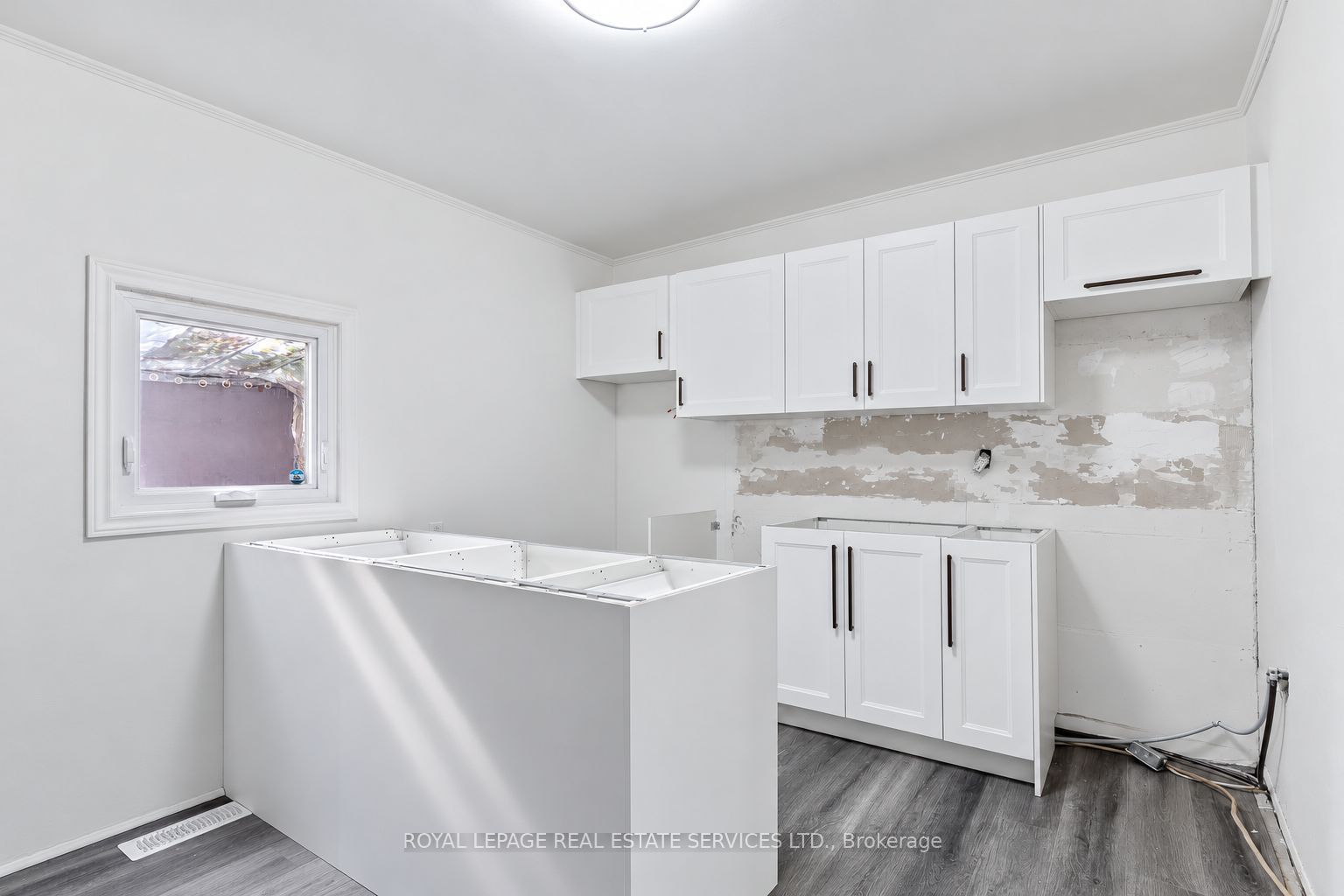 1333 Dupont Street Main + Basement Property Photo 9