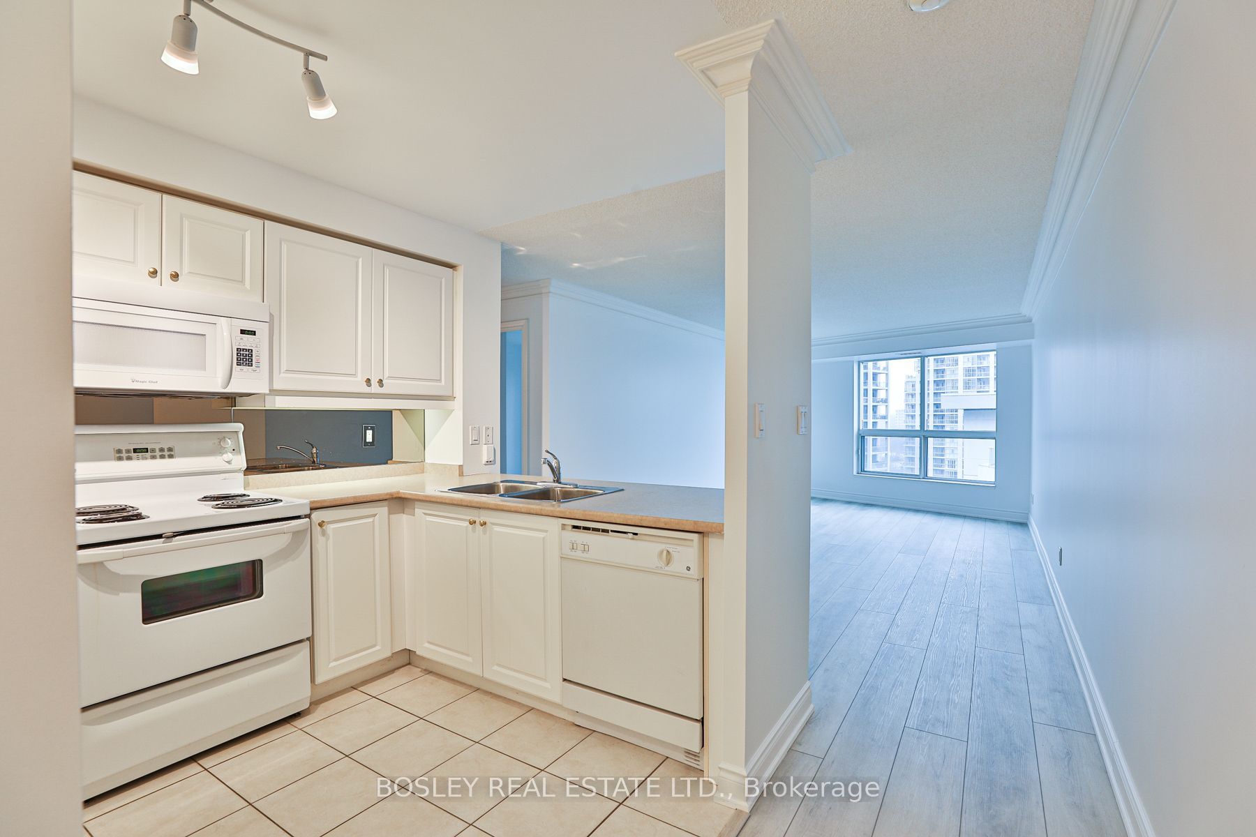 2111 Lake Shore Boulevard W 1512 Property Photo 2