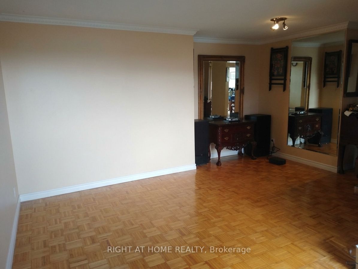 61 Markbrook Lane 706 Property Photo 4