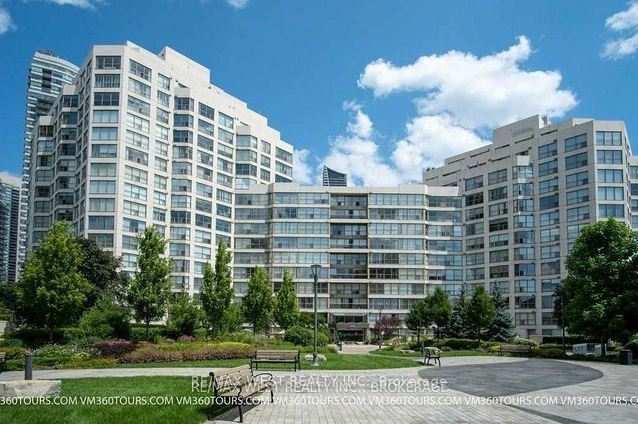 2261 Lake Shore Boulevard W Nph7 Property Photo 1