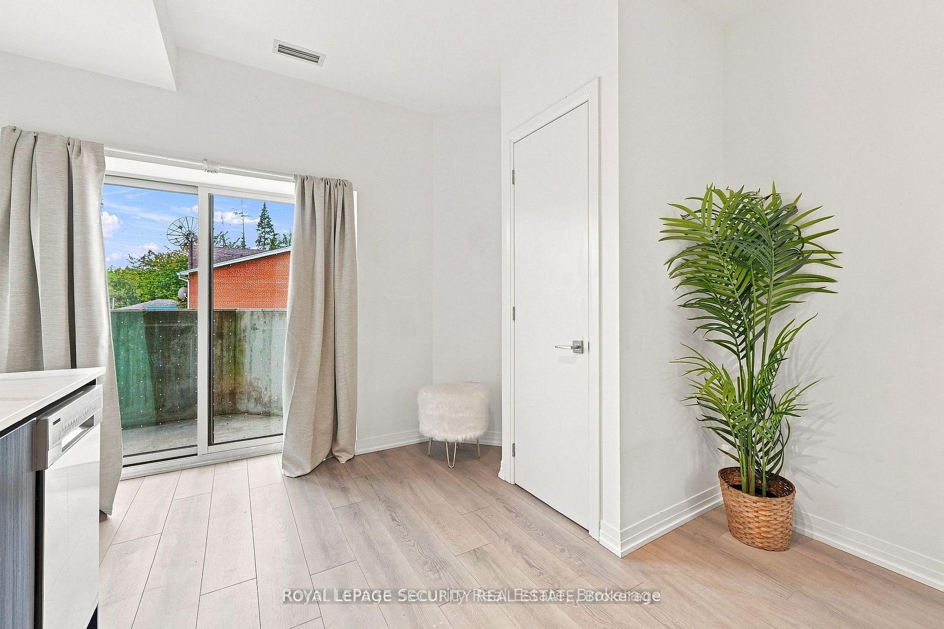 408 Browns Line 110 Property Photo 16