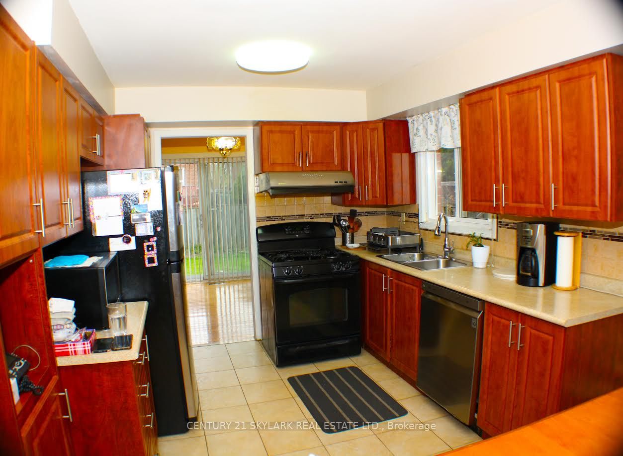173 Lech Walesa Drive Property Photo 9