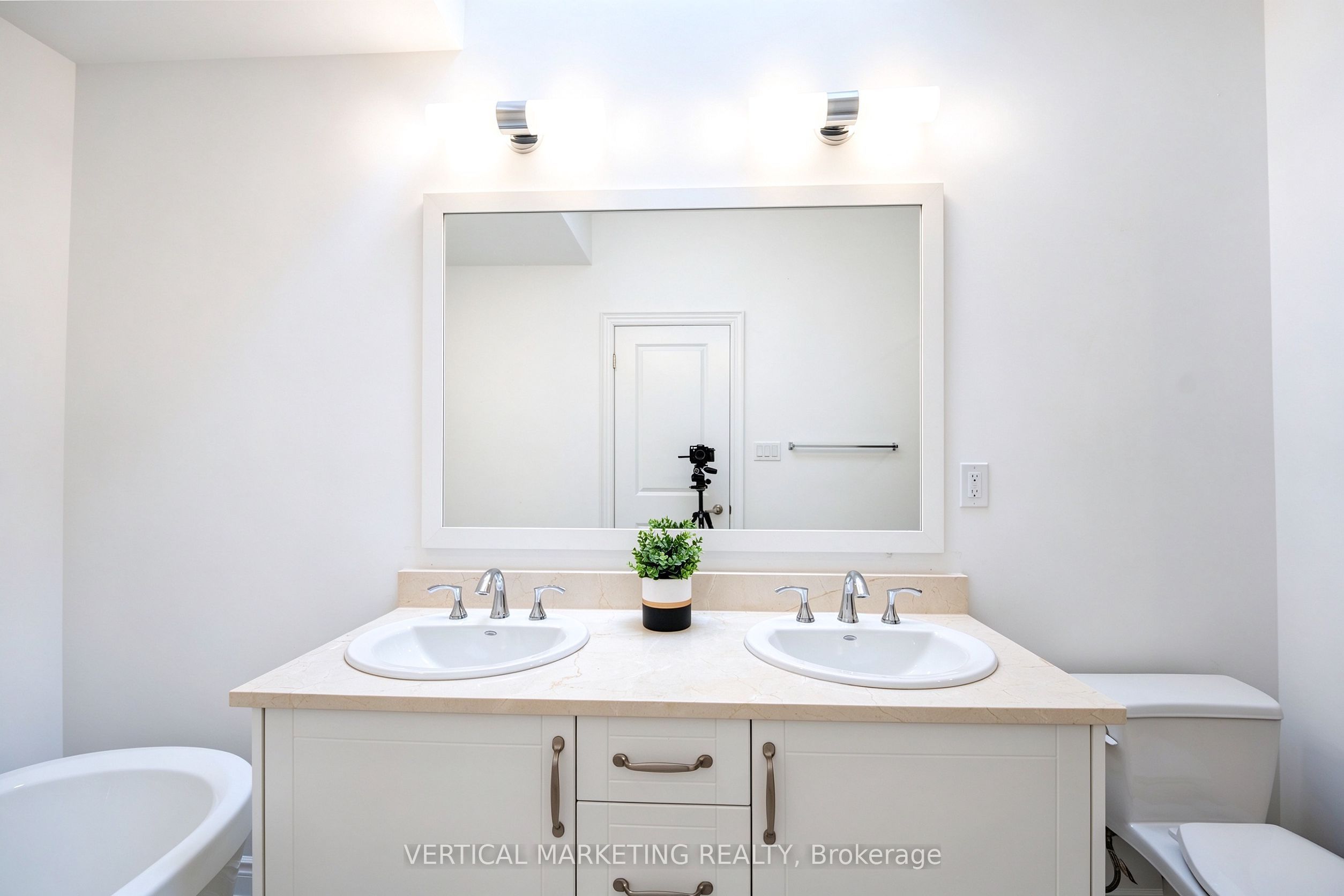 40 Lunar Crescent 72 Property Photo 43