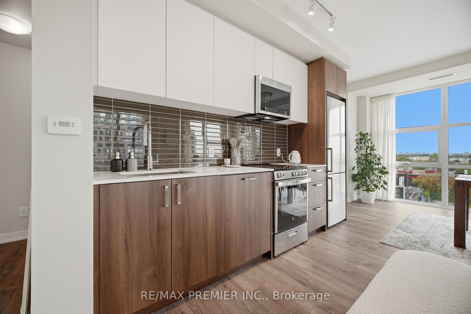 1787 St. Clair Avenue W 610 Property Photo 4