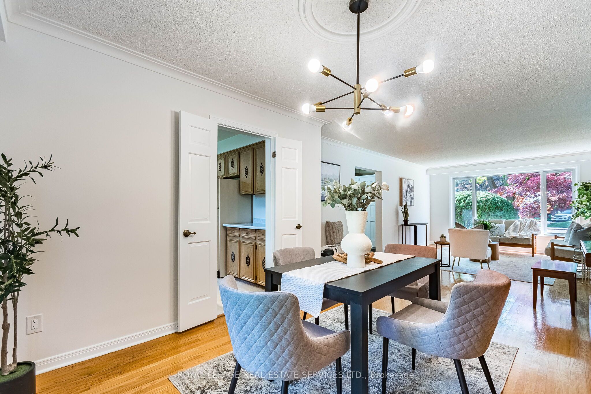 213 The Kingsway Property Photo 6