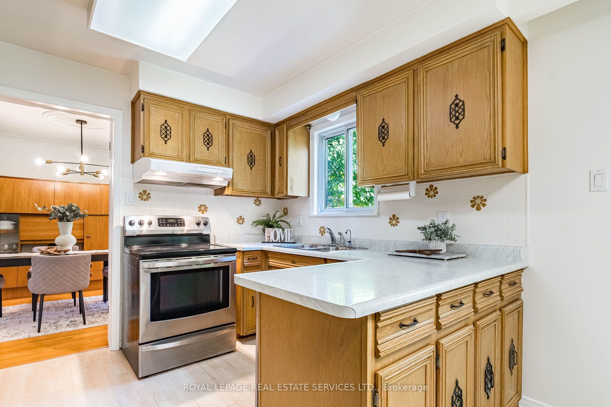 213 The Kingsway Property Photo 8