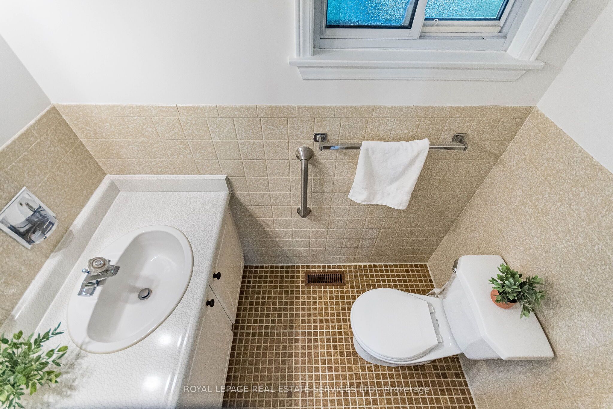 213 The Kingsway Property Photo 16