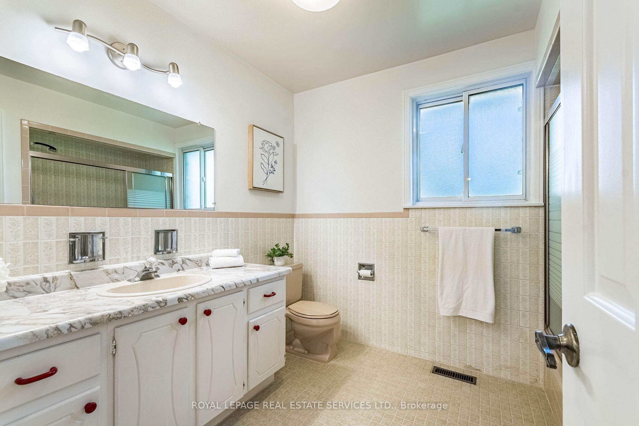 213 The Kingsway Property Photo 24