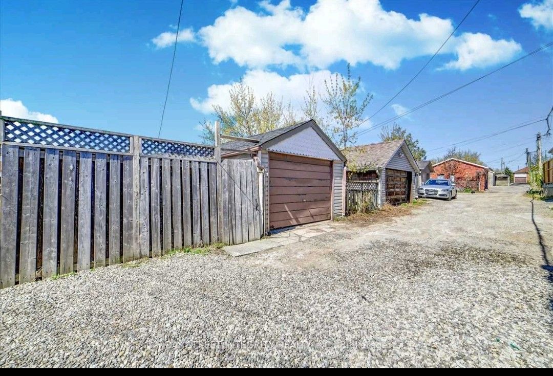 383 Silverthorn Avenue Property Photo 12