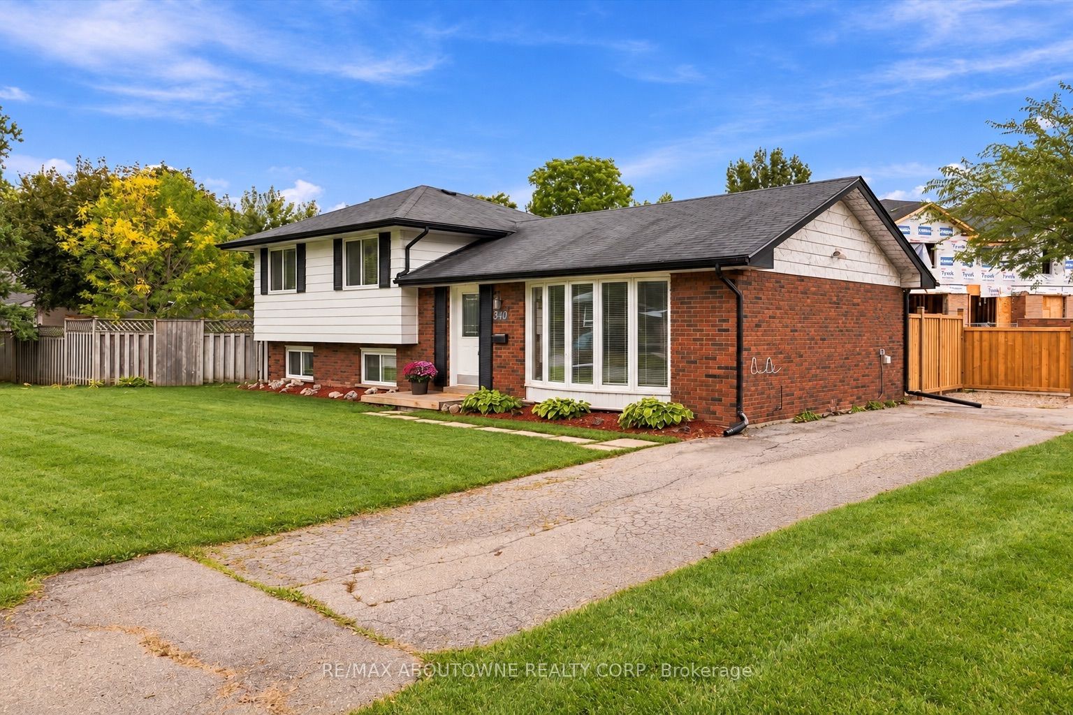 340 Duncombe Drive Property Photo 2