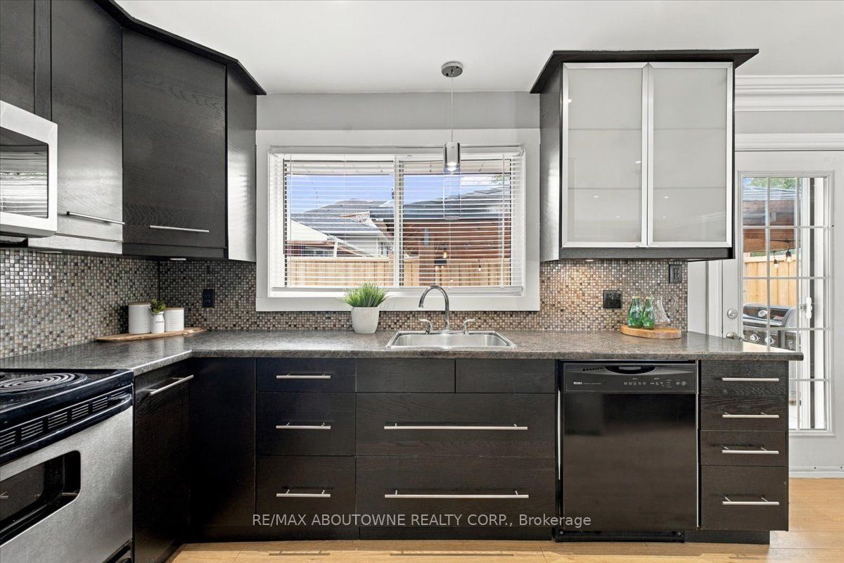 340 Duncombe Drive Property Photo 16
