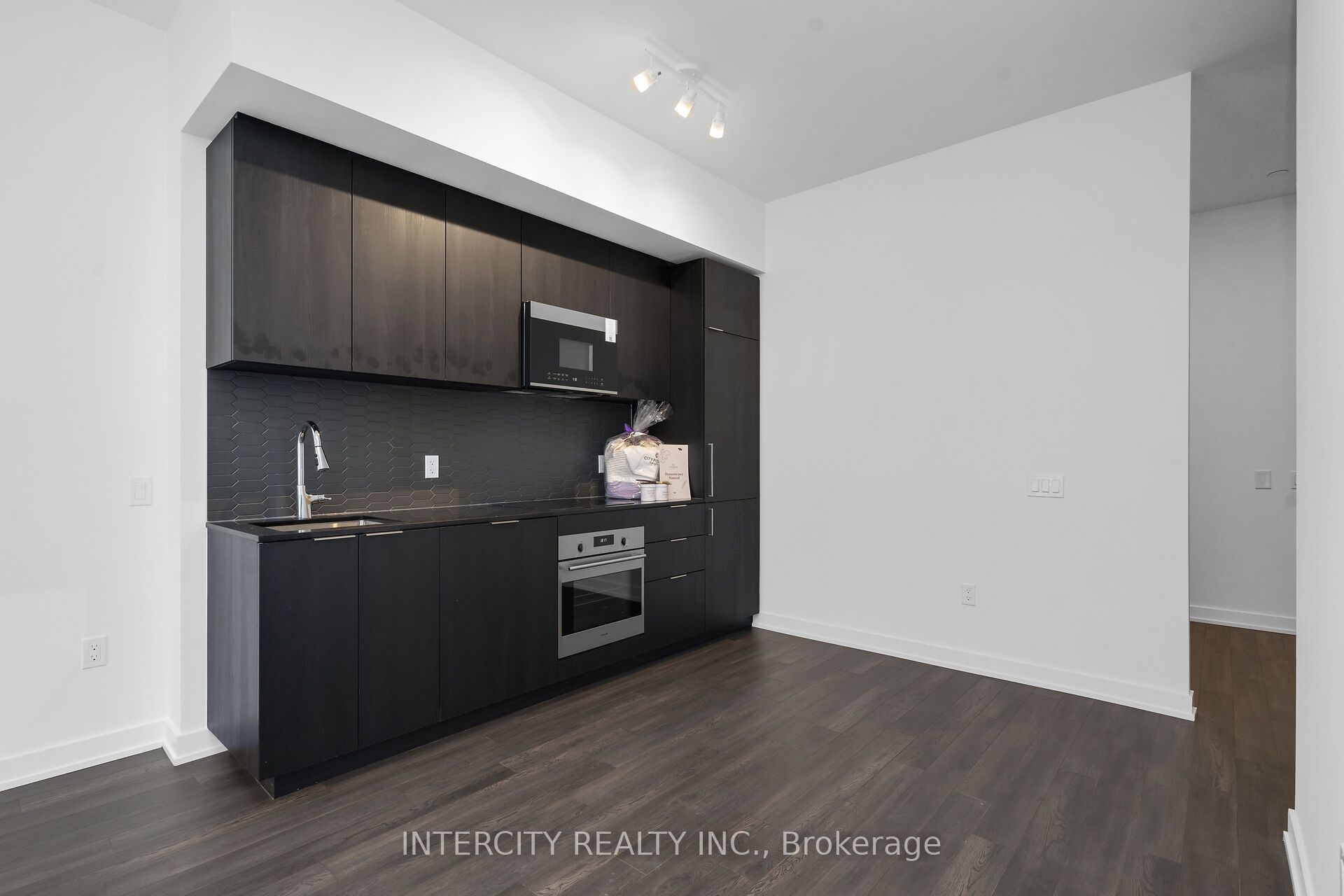15 Skyridge Drive E 1813 Property Photo 8