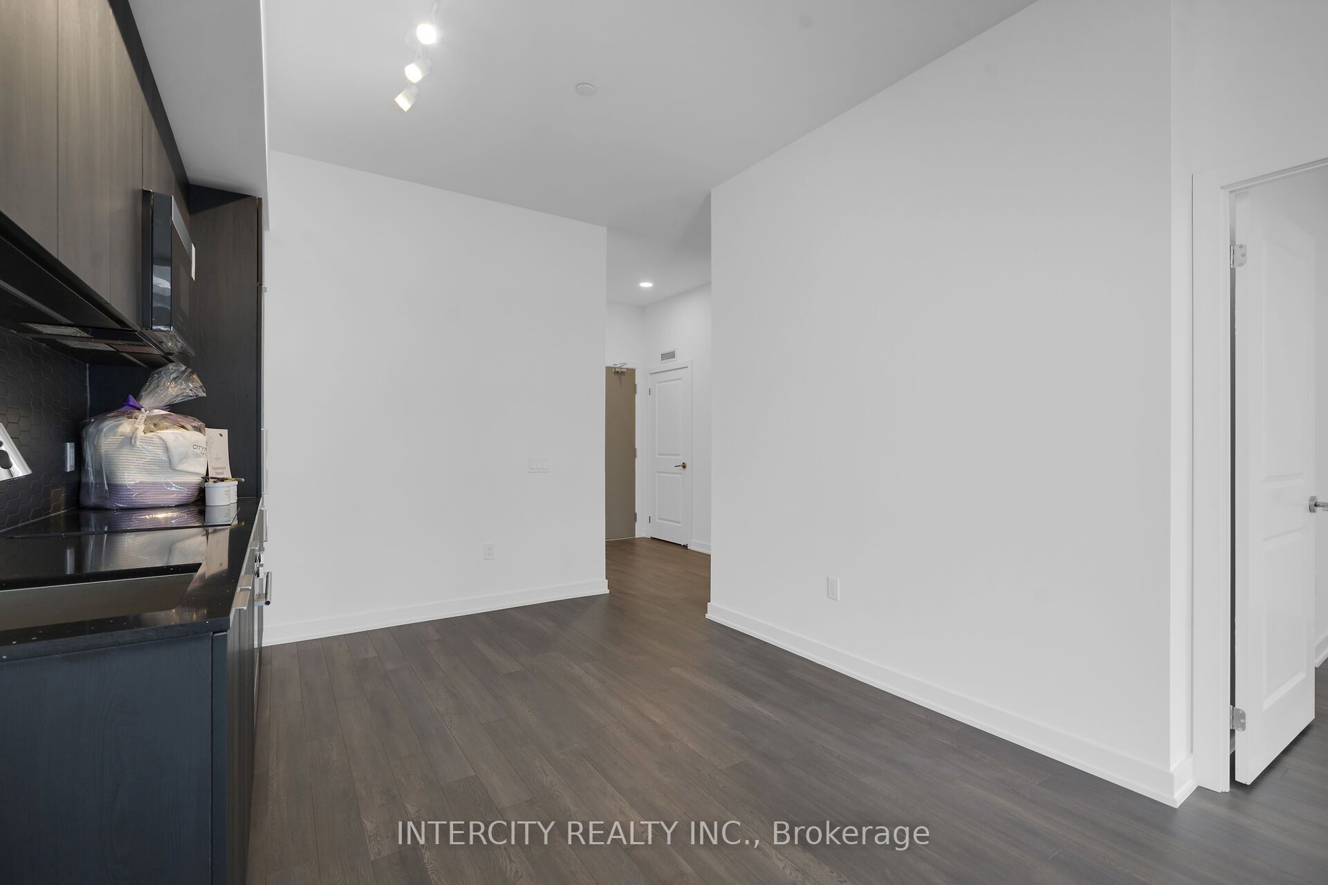 15 Skyridge Drive E 1813 Property Photo 9