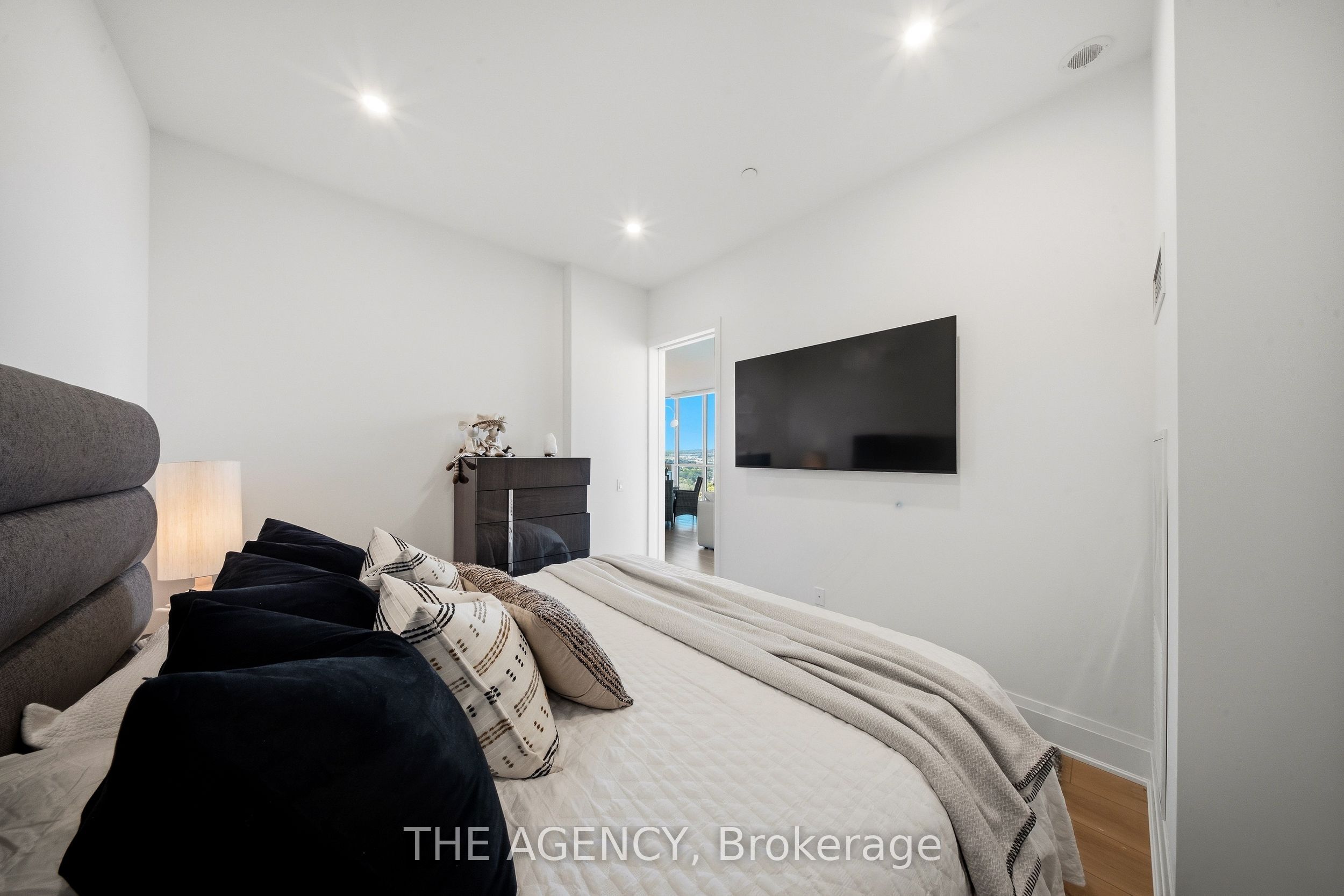 2007 James Street 2201 Property Photo 17